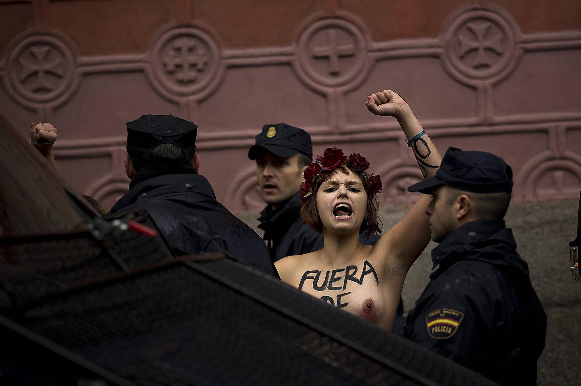 Medlemmar ur Femen protesterar mot förslaget om abortförbud i Spanien.