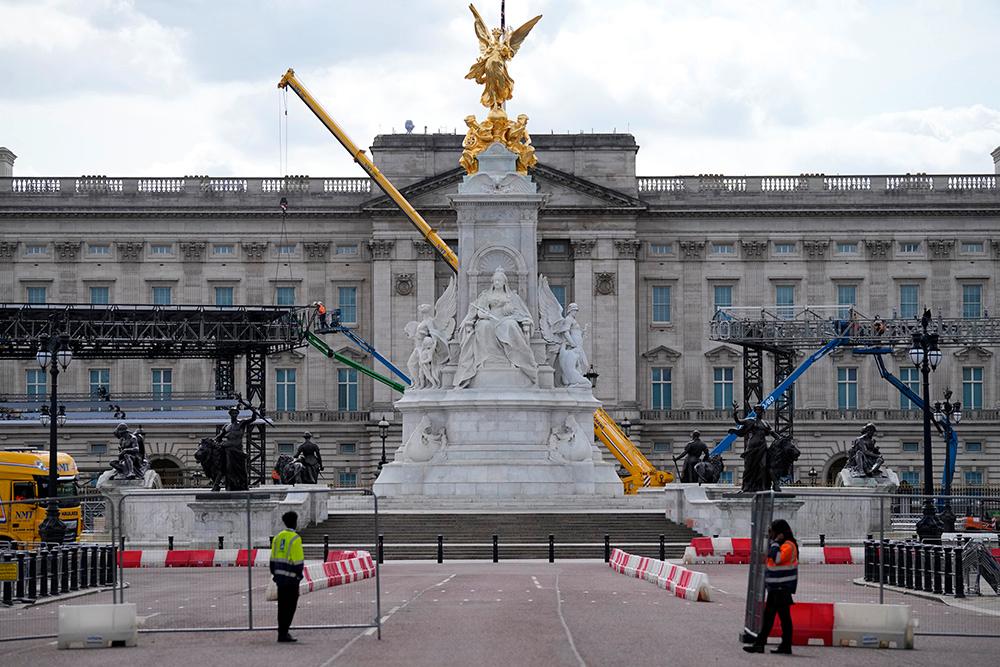 På flera håll i London spärrar man av gator för att minska risken för attentat vid drottning Elizabeths tronjubileum. Vid Buckingham Palace är säkerheten extra stor. 