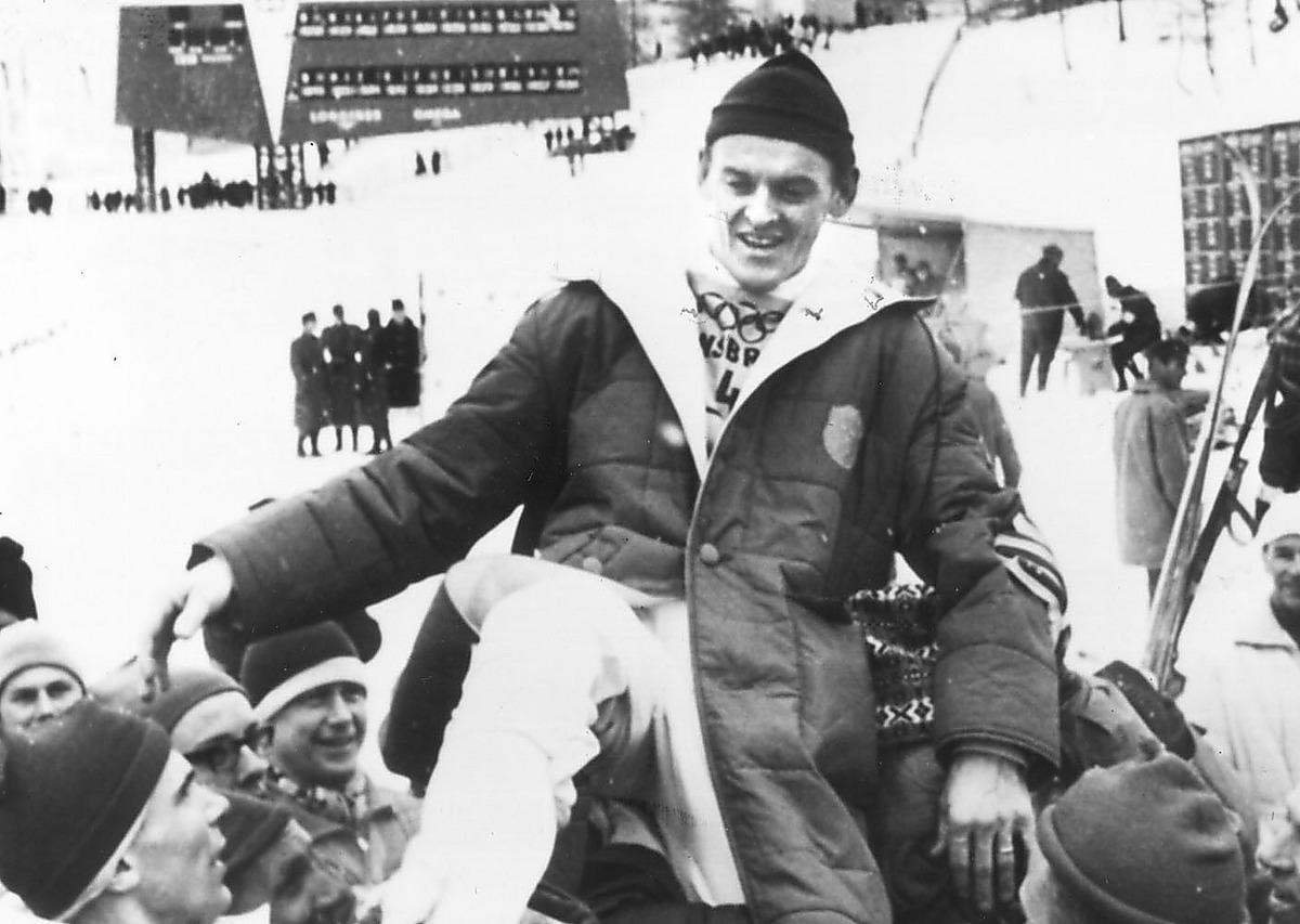 Assar Rönnlund hyllas efter stafettguldet 1964.