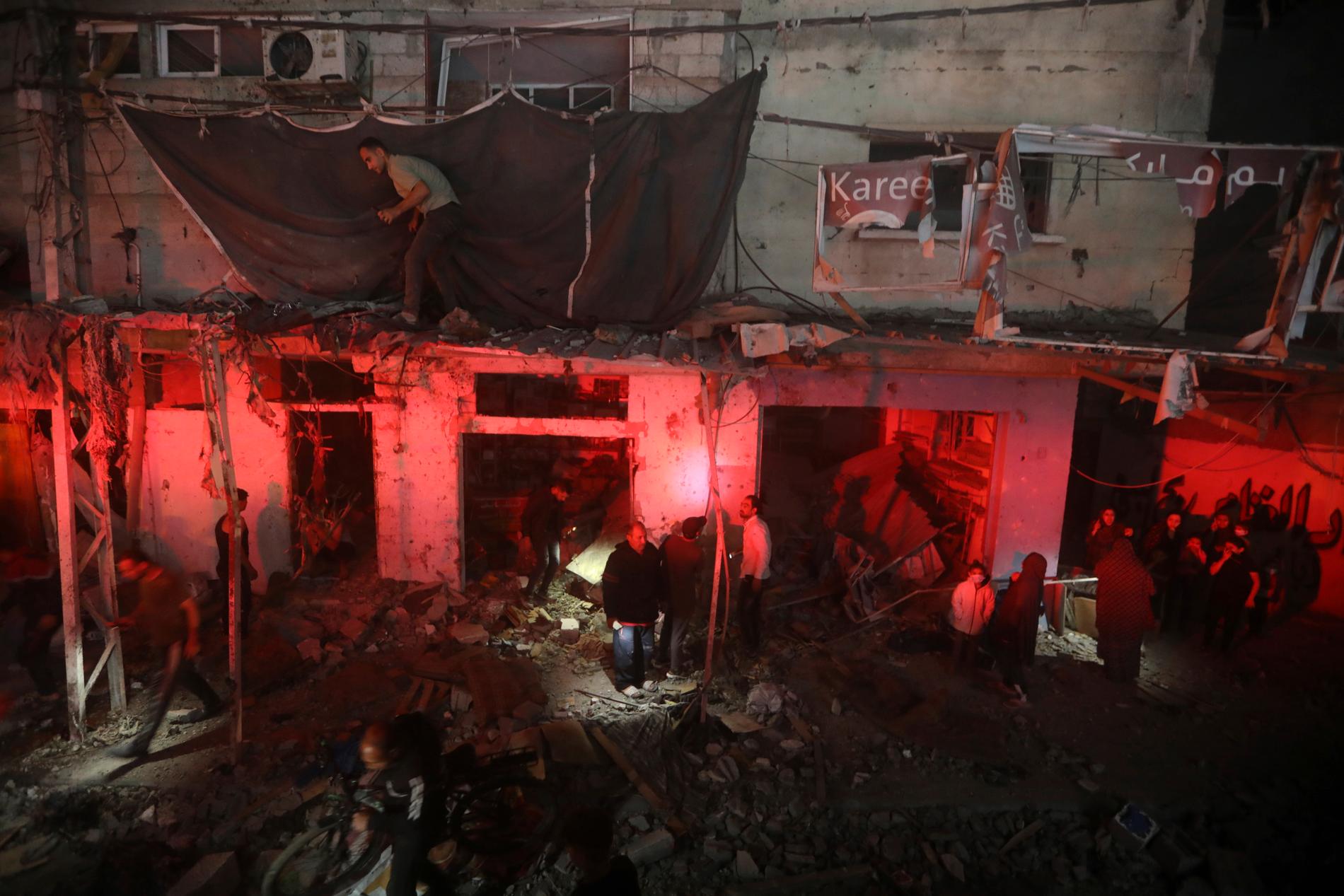 Ett bostadshus i ruiner efter en flygattack i Rafah i onsdags.