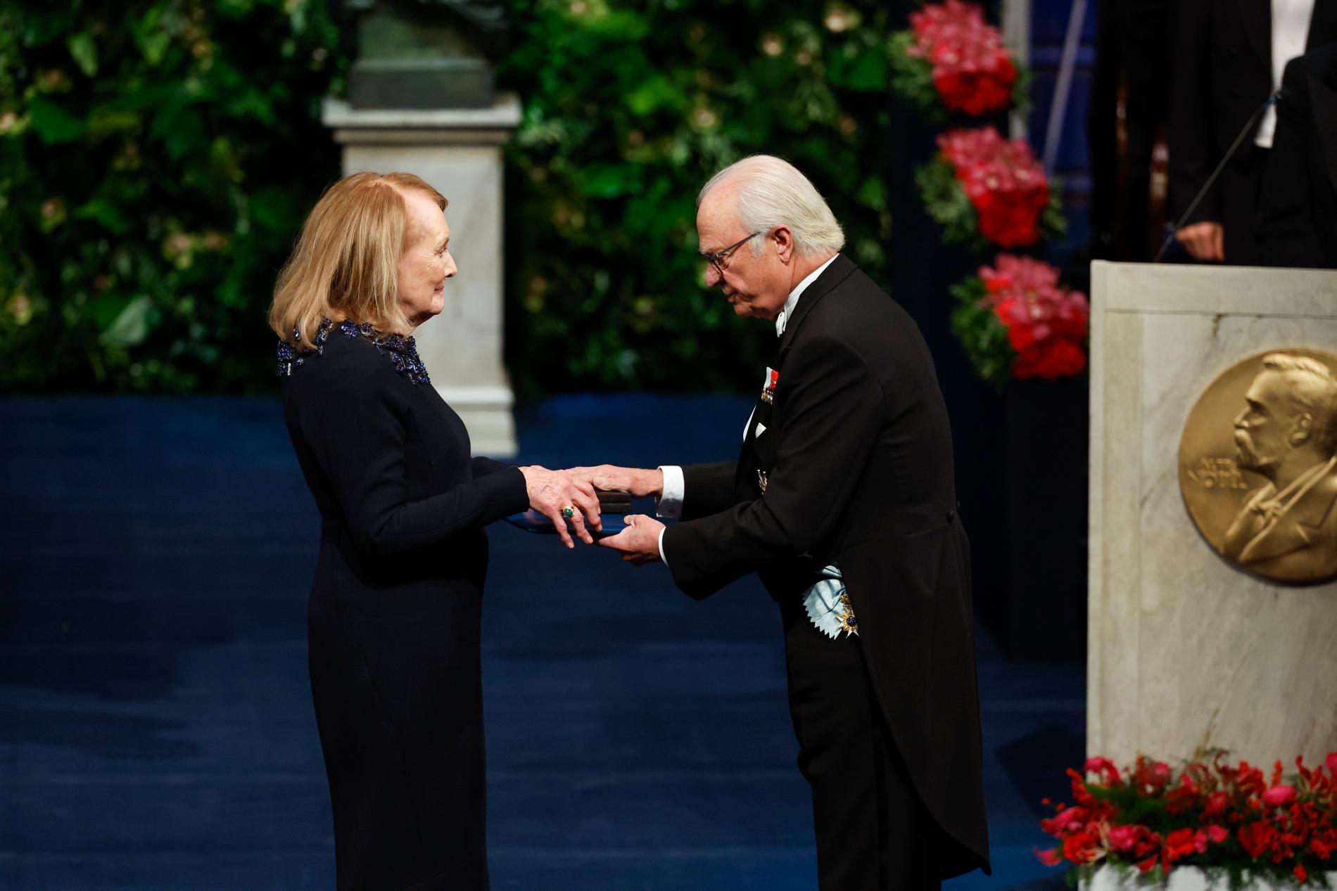 Annie Ernaux får Nobelpriset i litteratur av kung Carl XVI Gustaf.