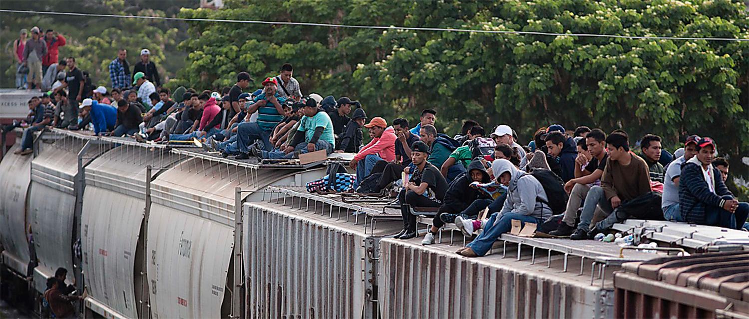Sydamerikanska migranter på väg mot USA med godståg. Foto: AP