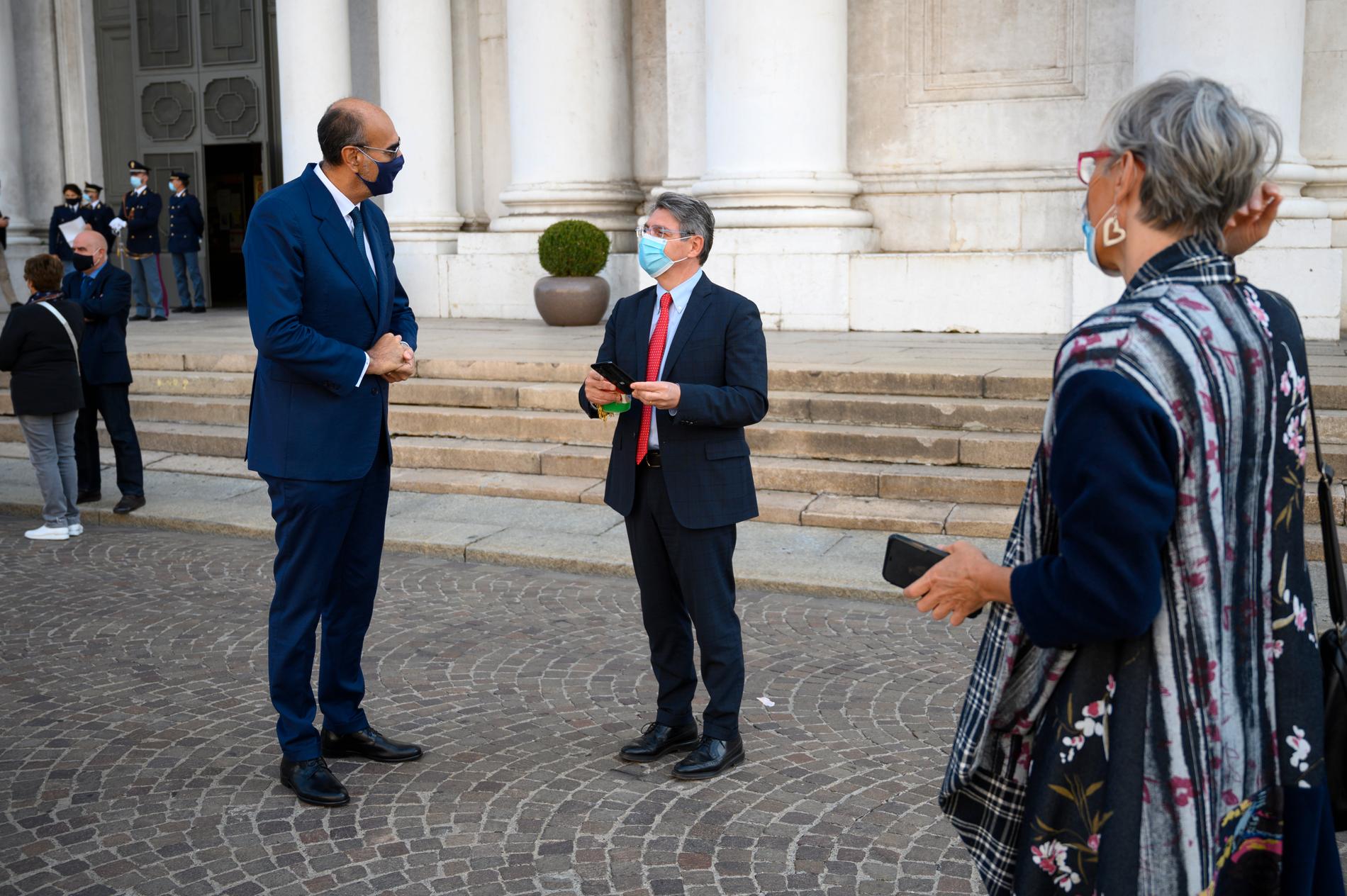 Borgmästaren i Brescia, Emilio Del Bono, pratar med människor på stan – på säkert avstånd.