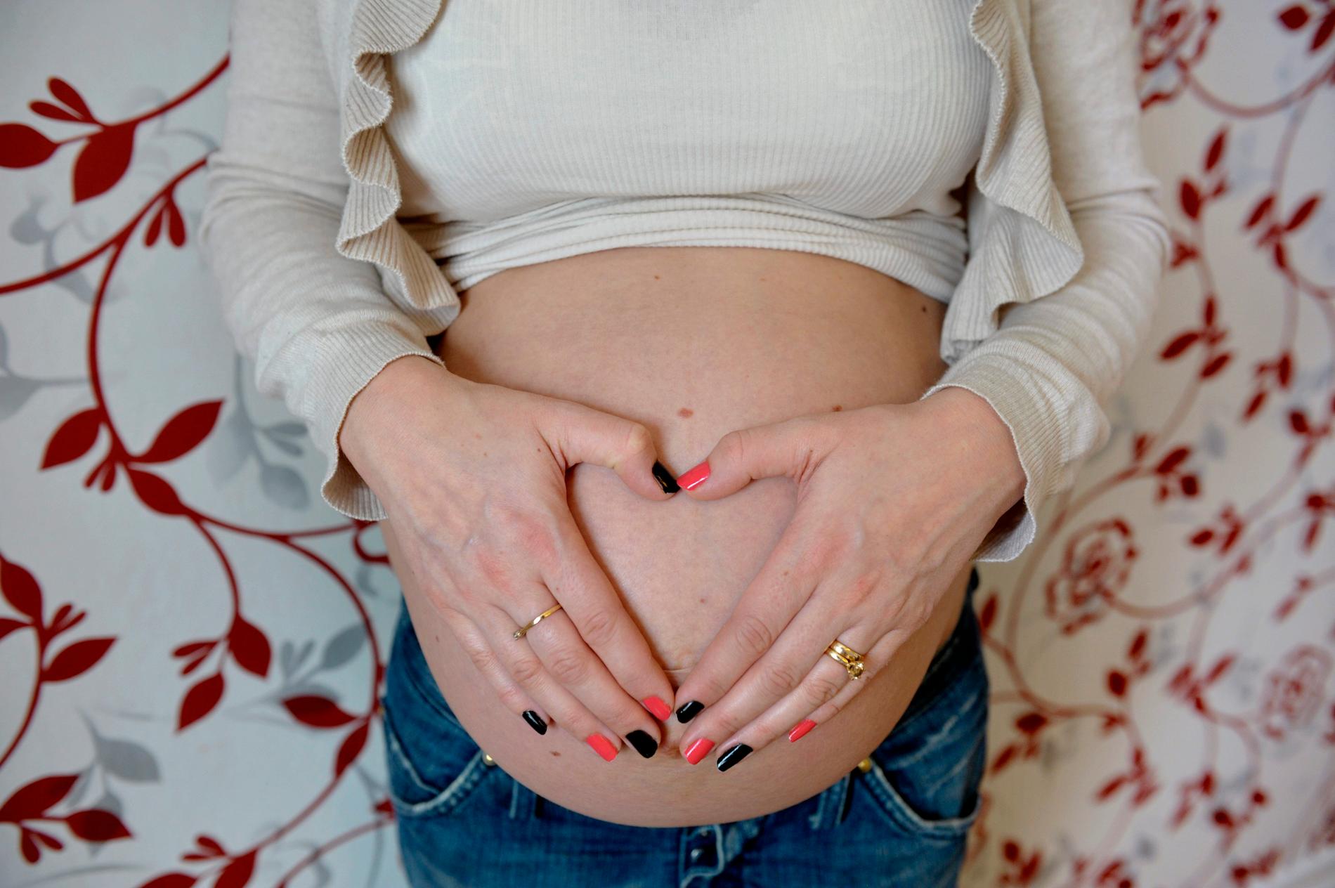 Folkhälsomyndigheten uppmanar gravida att vara extra försiktiga och följa restriktionerna. Arkivbild