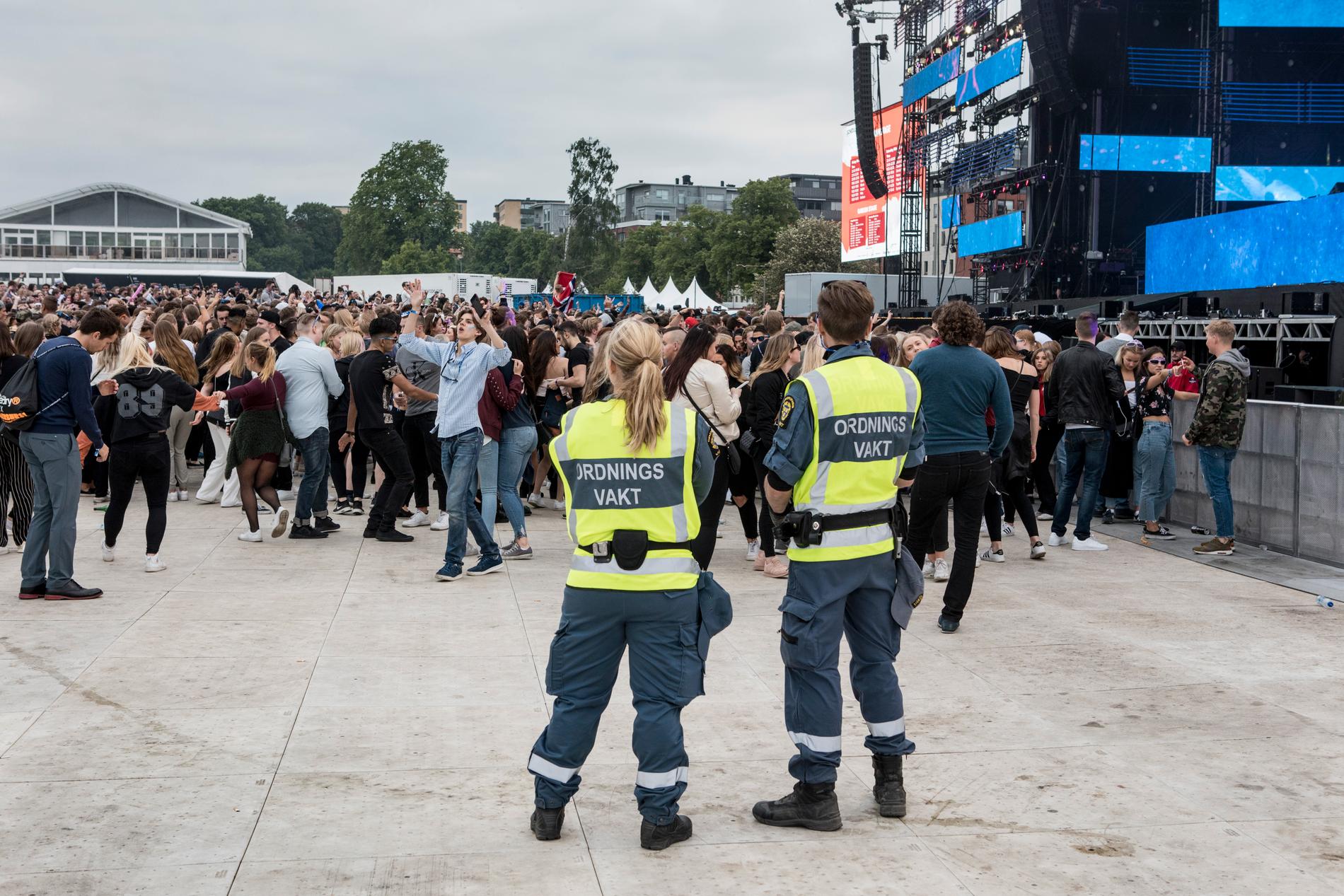 Ordningsvakter på musikfestivalen Summerburst på Gärdet i Stockholm 2017.