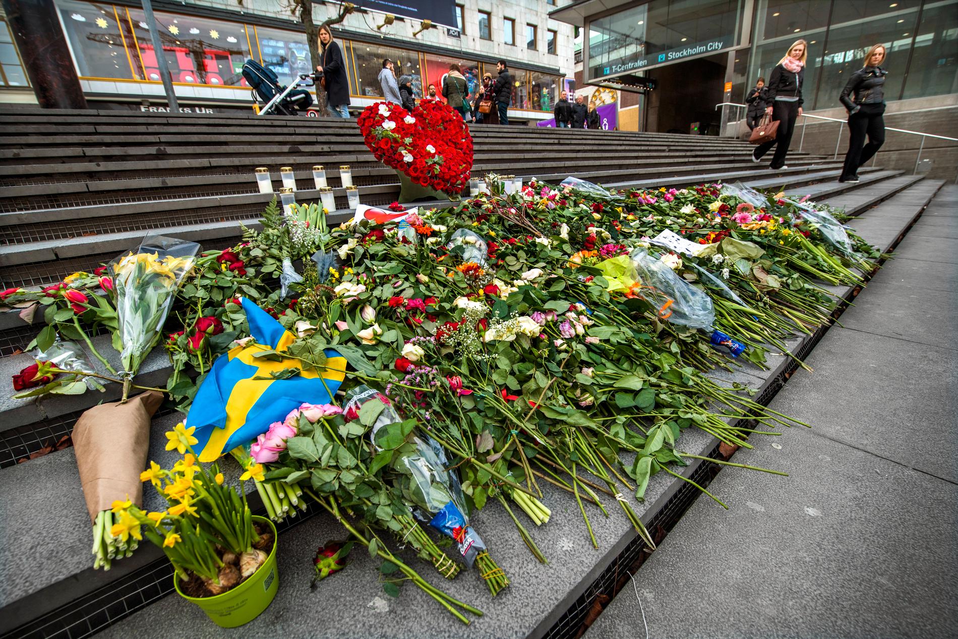 Blommor vid Sergels torg efter terrordådet vid Drottninggatan. 
