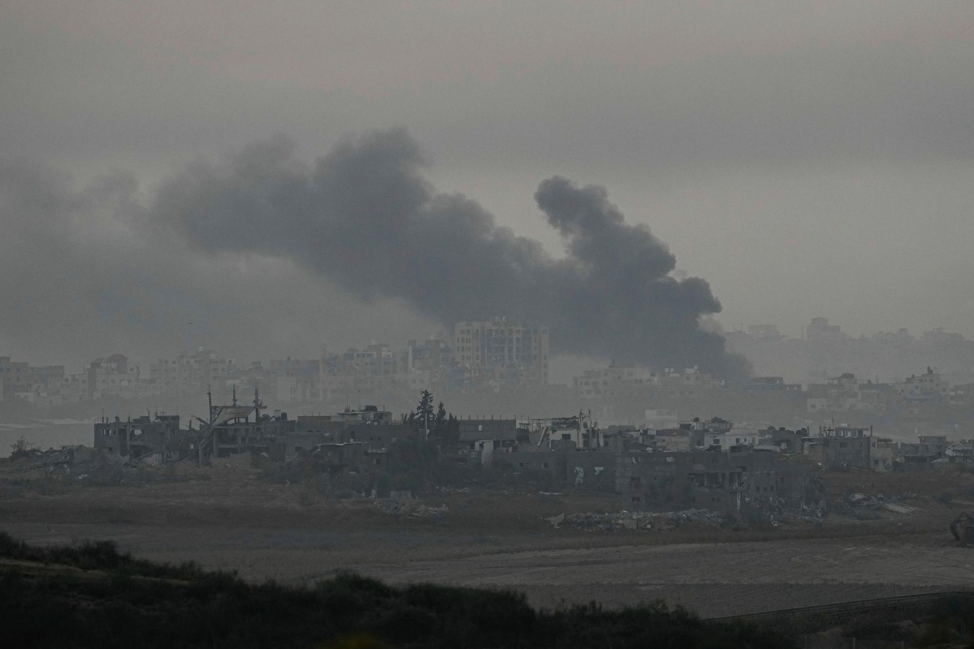 Rök stiger mot himlen efter israeliska flygräder mot Gazaremsan. Bilden är tagen på måndagen.