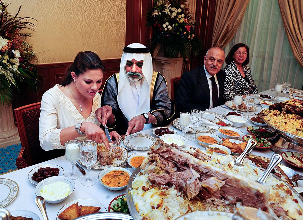 Kronprinsessan bjöds på middag hos utbildningsministern Sheikh Nahyan bin Mabarak Al Nahyan under besöket i Förenade Arabemiraten 2008. Det bjöds på grillad kamel och lamm. Drycken var kamelmjölk. Shejken skar glatt upp Victorias kött med sina egna bestick. 