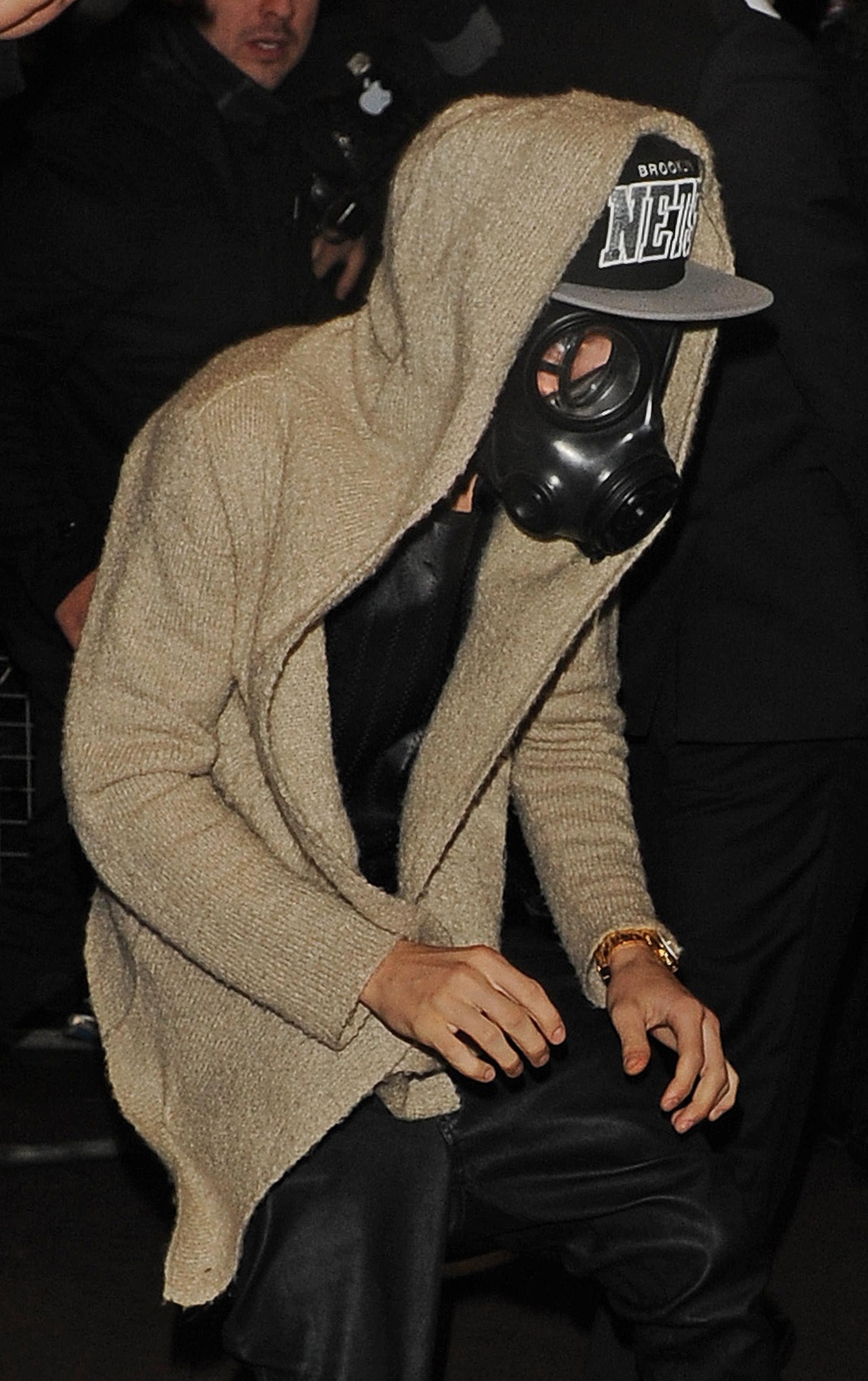 Justin Bieber i gasmask Nöjesbladet har spekulerat kring Justins användande av gasmask. Kanske stjärnans luktorgan är lite väl mottagliga och därav masken?