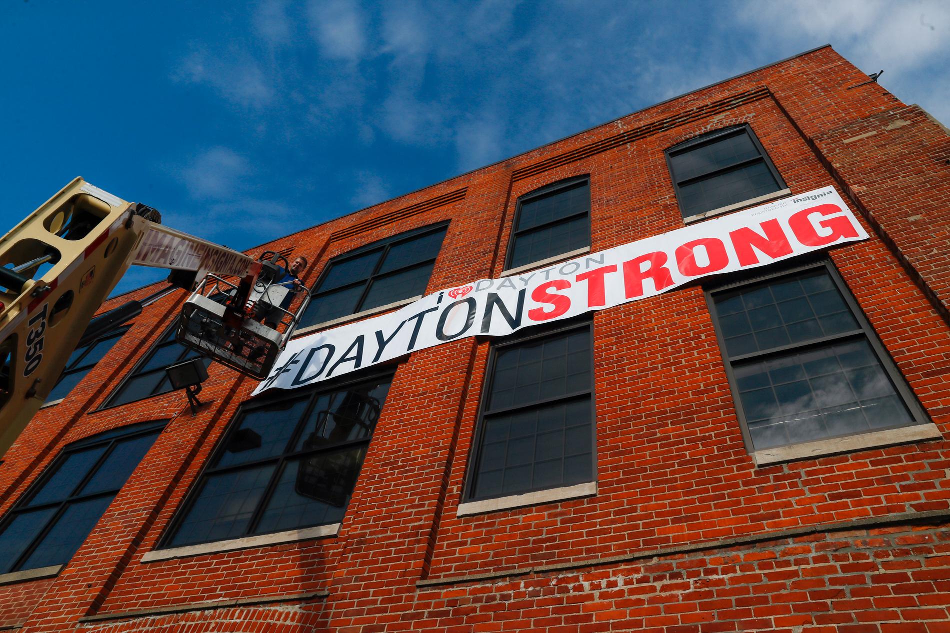 En banderoll med texten "Dayton är starkt" som hissades i Ohiostaden efter helgens masskjutning, i vilken nio människor miste livet.