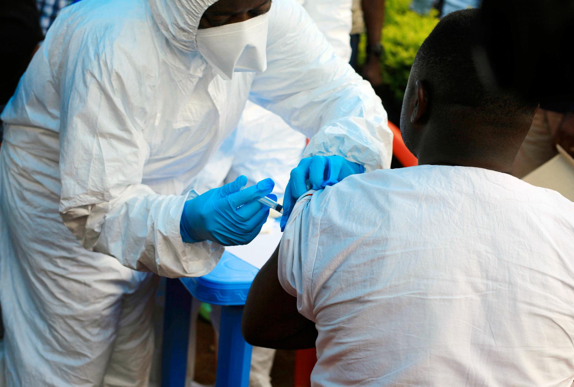 En WHO-medarbetare ger en vaccinationsspruta mot ebola i byn Mangina i nordöstra Kongo-Kinshasa. Bilden är från den 8 augusti.