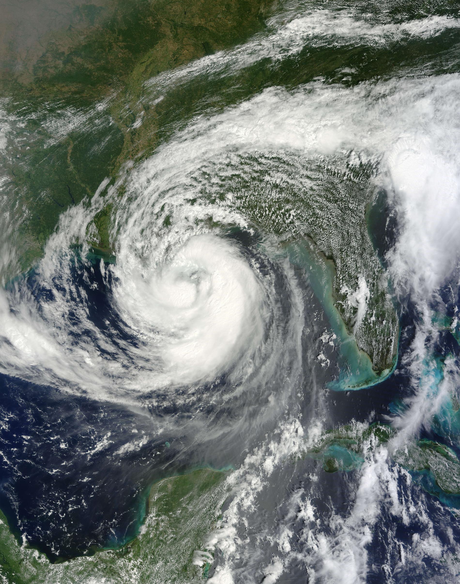 NASAs satellitbild visar hur stormen Isaac rör sig och har nu uppnått styrkan av en orkan.