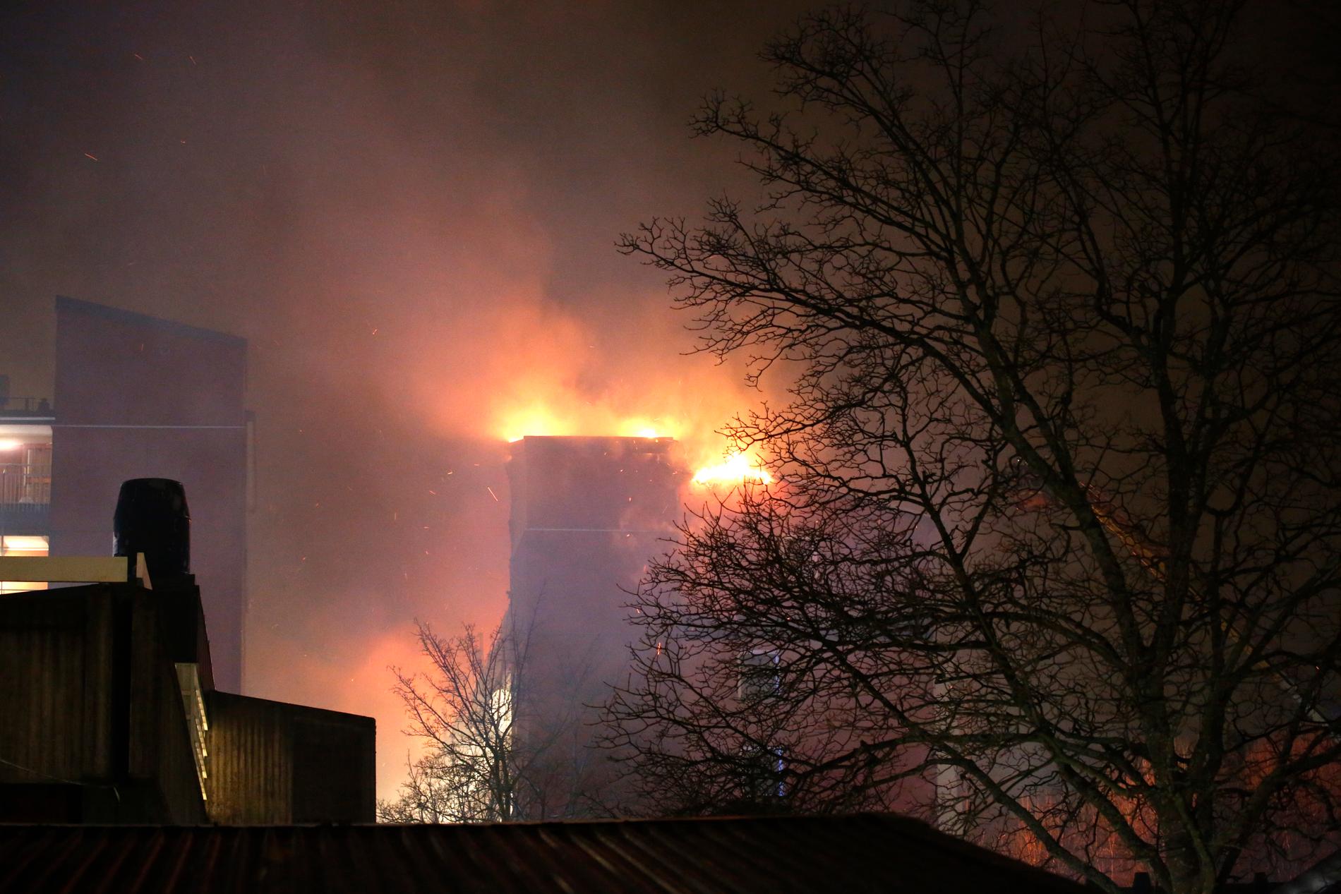 Branden i ett femvåningshus i Husby är nu släckt