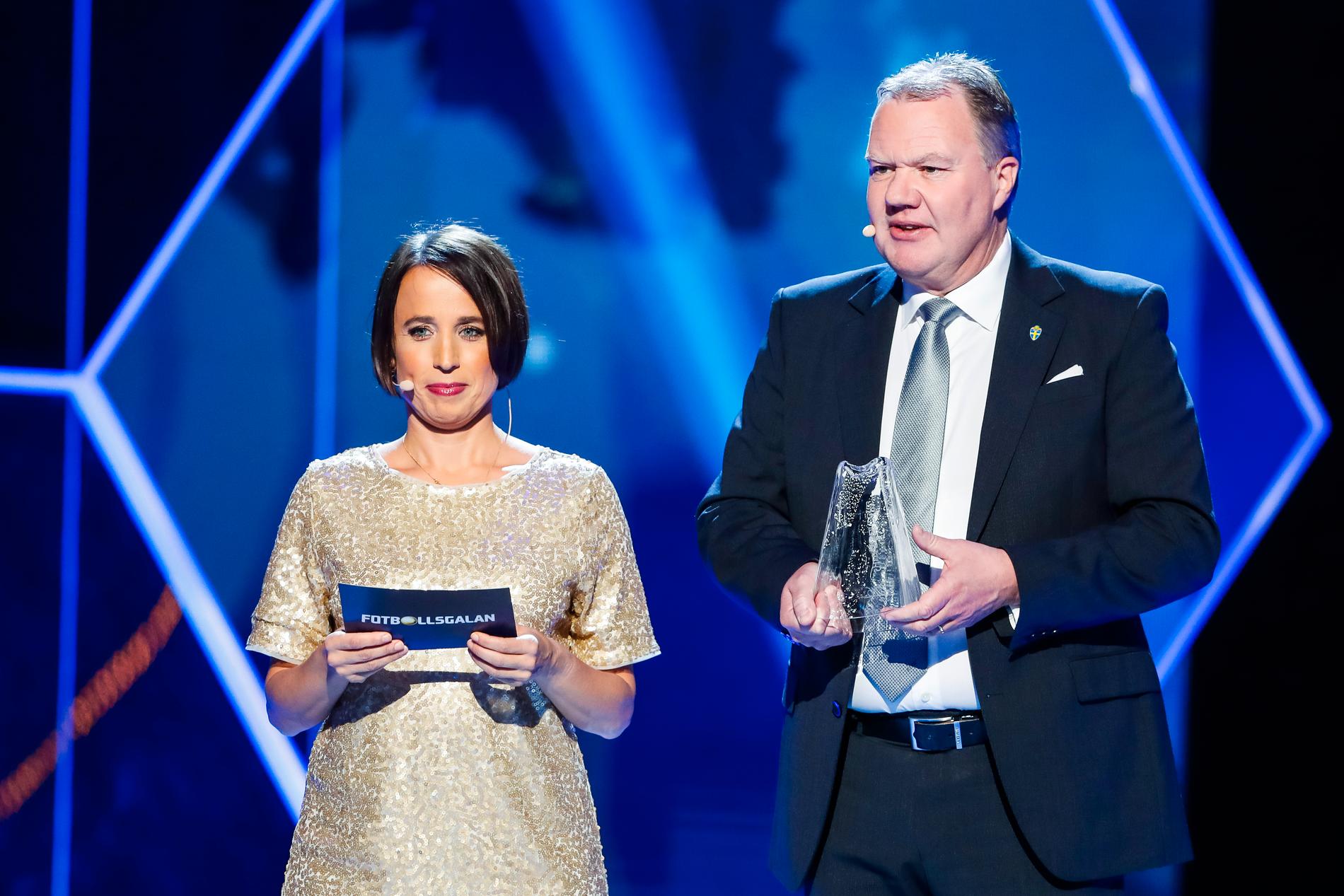 Pia Rehnquist, chefredaktör Sydsvenskan, och Karl-Erik Nilsson delar ut Diamantbollen under Fotbollsgalan 2016.