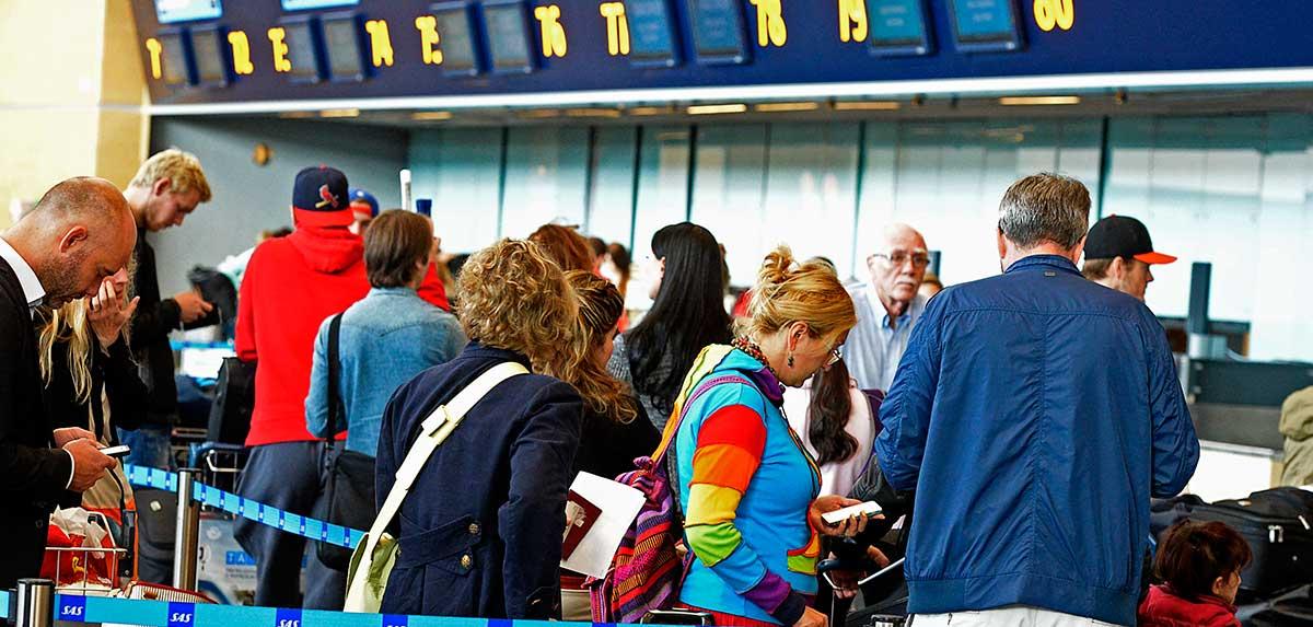 Flygpassagerare checkar in på Arlanda, Stockholm. OBS personerna på bilden har inget med texten att göra.