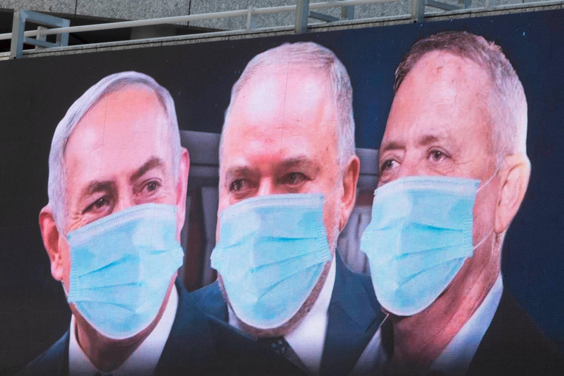 Tre partiledare – Benjamin Netanyahu, Avigdor Lieberman och Benny Gantz – syns bära munskydd på en annonstavla i Ramat Gan. Arkivbild.