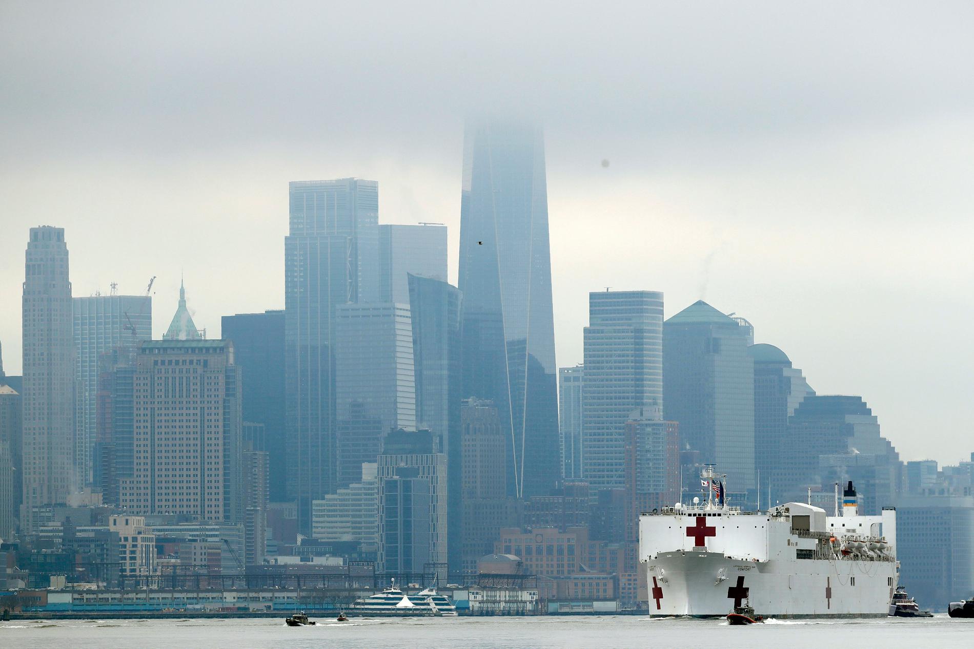 Sjukhusfartyget USNS Comfort utanför Manhattan. Fartyget ska avlasta New Yorks sjukhus men inte primärt ta hand om coronapatienter.