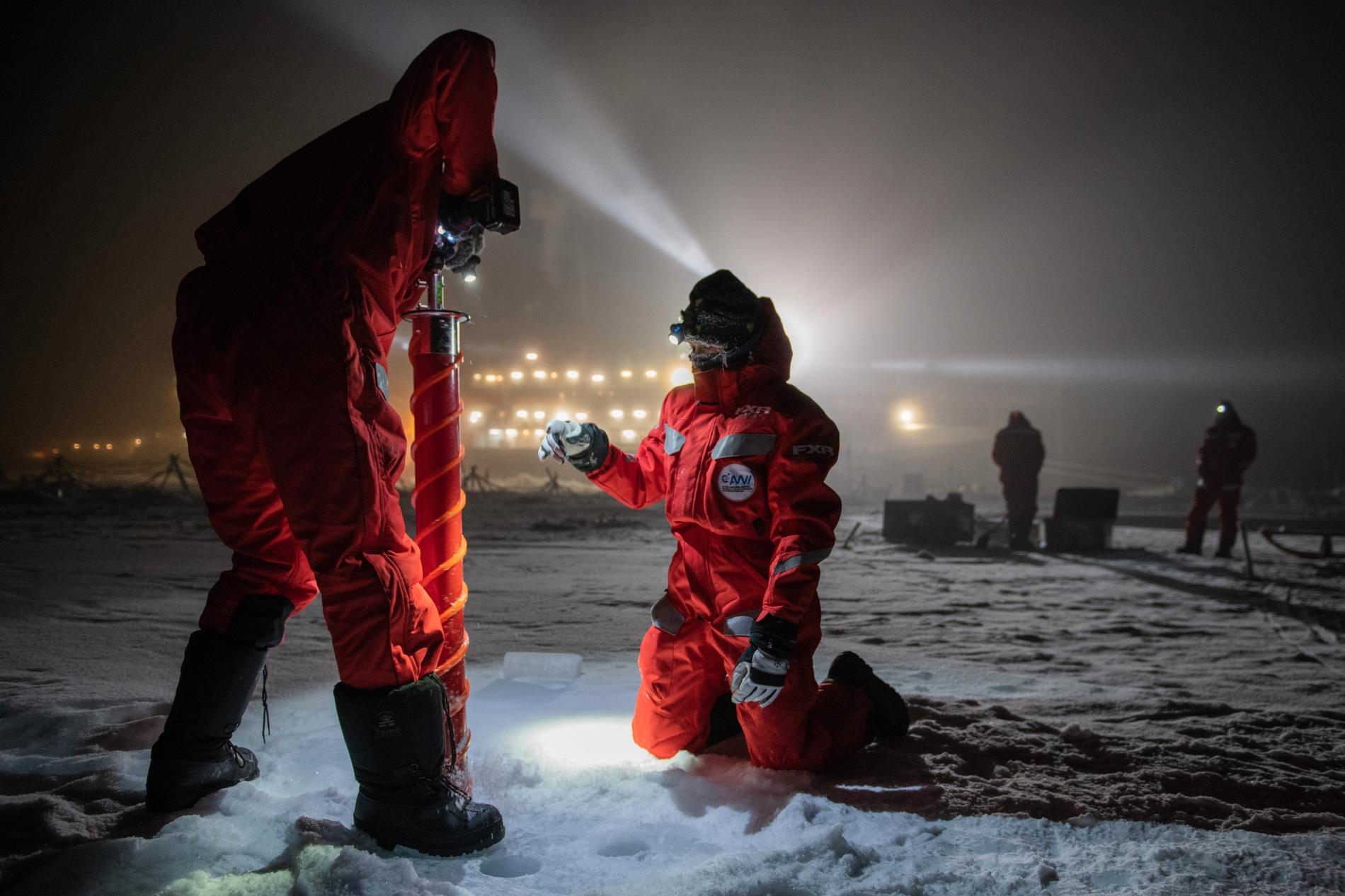 Adam Ulfsbo tar prover på havsvattnet ner till 4 000 meters djup och borrar iskärnor. Här är några av hans kollegor ute på isen och tar prover för sina forskningsprojekt.