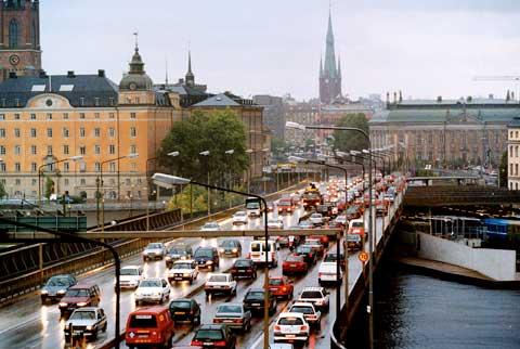 Stockholm har periodvis en intensiv trafik.