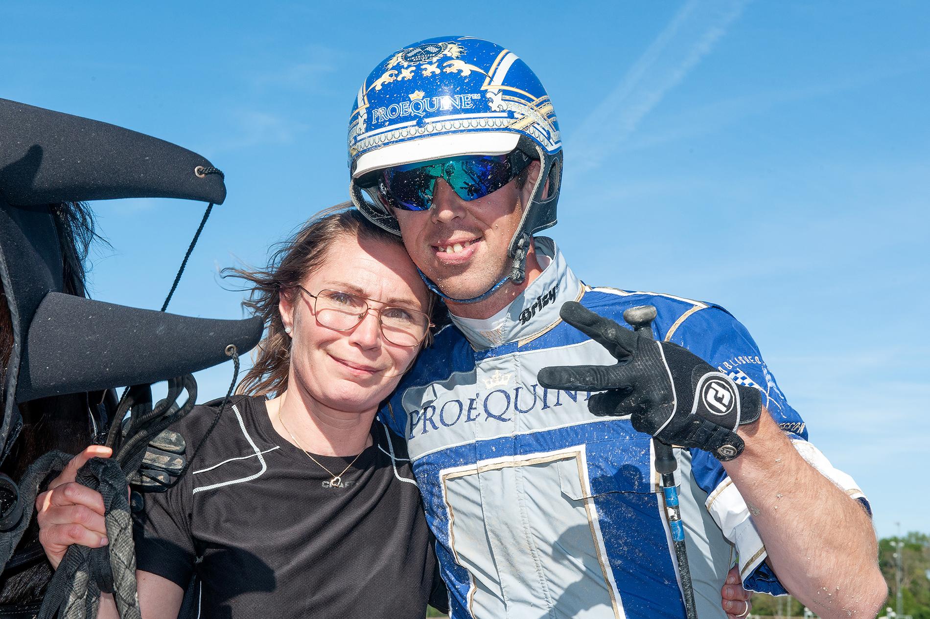Maria Rosenberg och Kim Eriksson efter fjolårets V75-seger på hemmaplan.