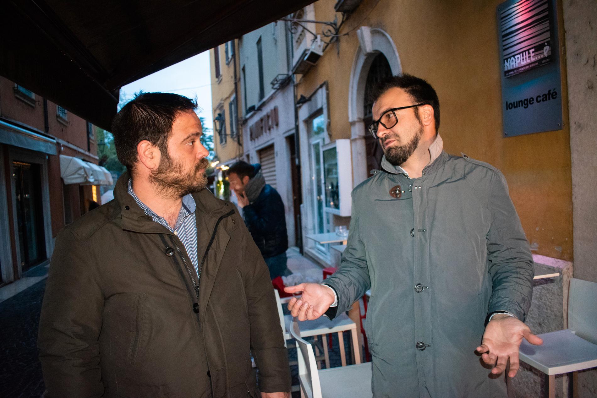 Francesco Tomellini och Michele Paroni diskuterar på en bar i Peschiera, invid Gardasjön. De tror att Matteo Salvinis EU-kritik är att sätt att hitta en ny syndabock.