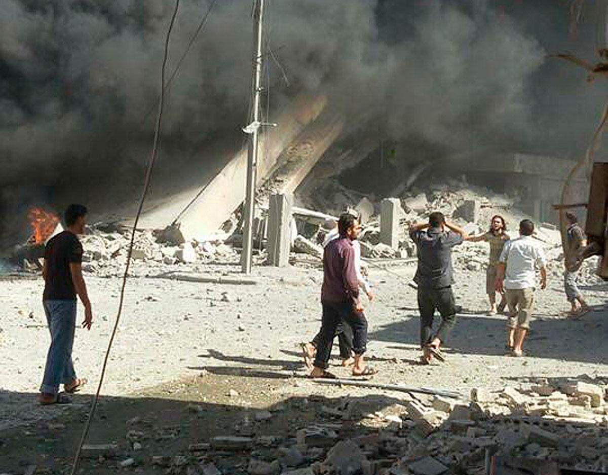 Förödelse efter en flygattack i staden Talbiseh i Syrien.