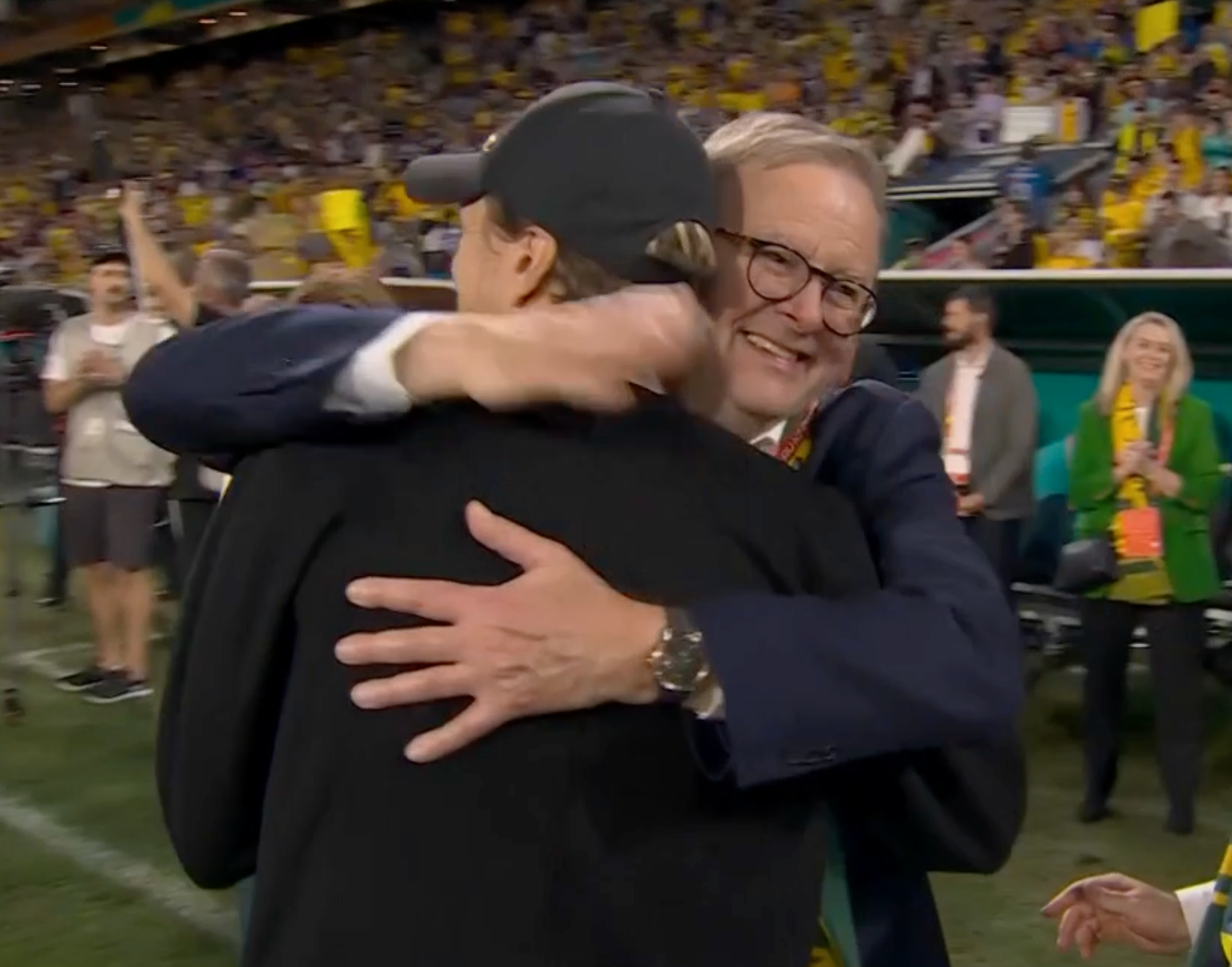 Tony Gustavsson får en kram av Australiens premiärminister Anthony Albanese efter segern i VM-kvartsfinalen.