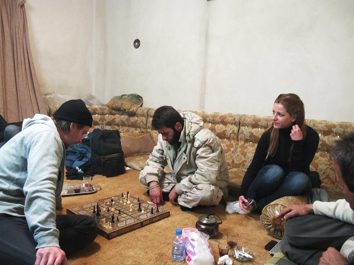 Niclas Hammarström spelar schack med Amjad. Nora och Mohammed ser på. Yabrud, Syrien.