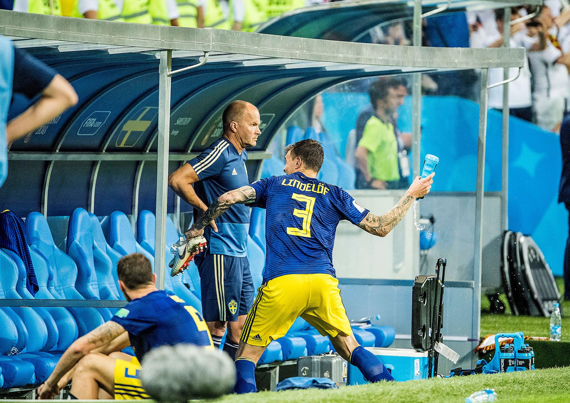 En frustrerad Victor Nilsson Lindelöf tog ut sin aggression  på en ­vattenflaska efter förlusten mot Tyskland. Men ­gruppspelet blev ändå en succé för mittbacken.