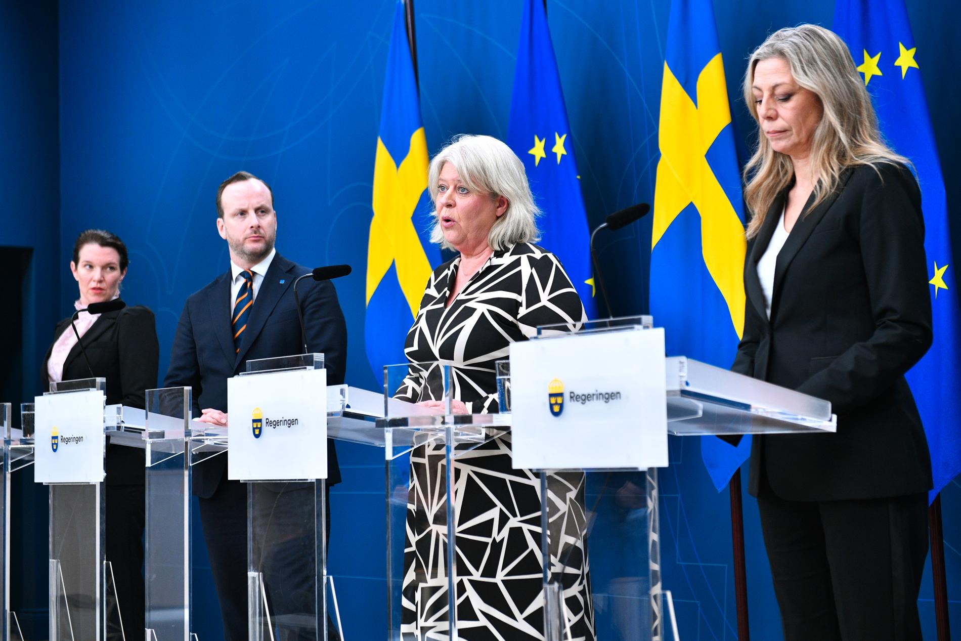 Socialtjänstminister Camilla Waltersson Grönvall (M) höll pressträff tillsammans med Linda Lindberg (SD), Christian Carlsson (KD) och Lina Nordquist (L).