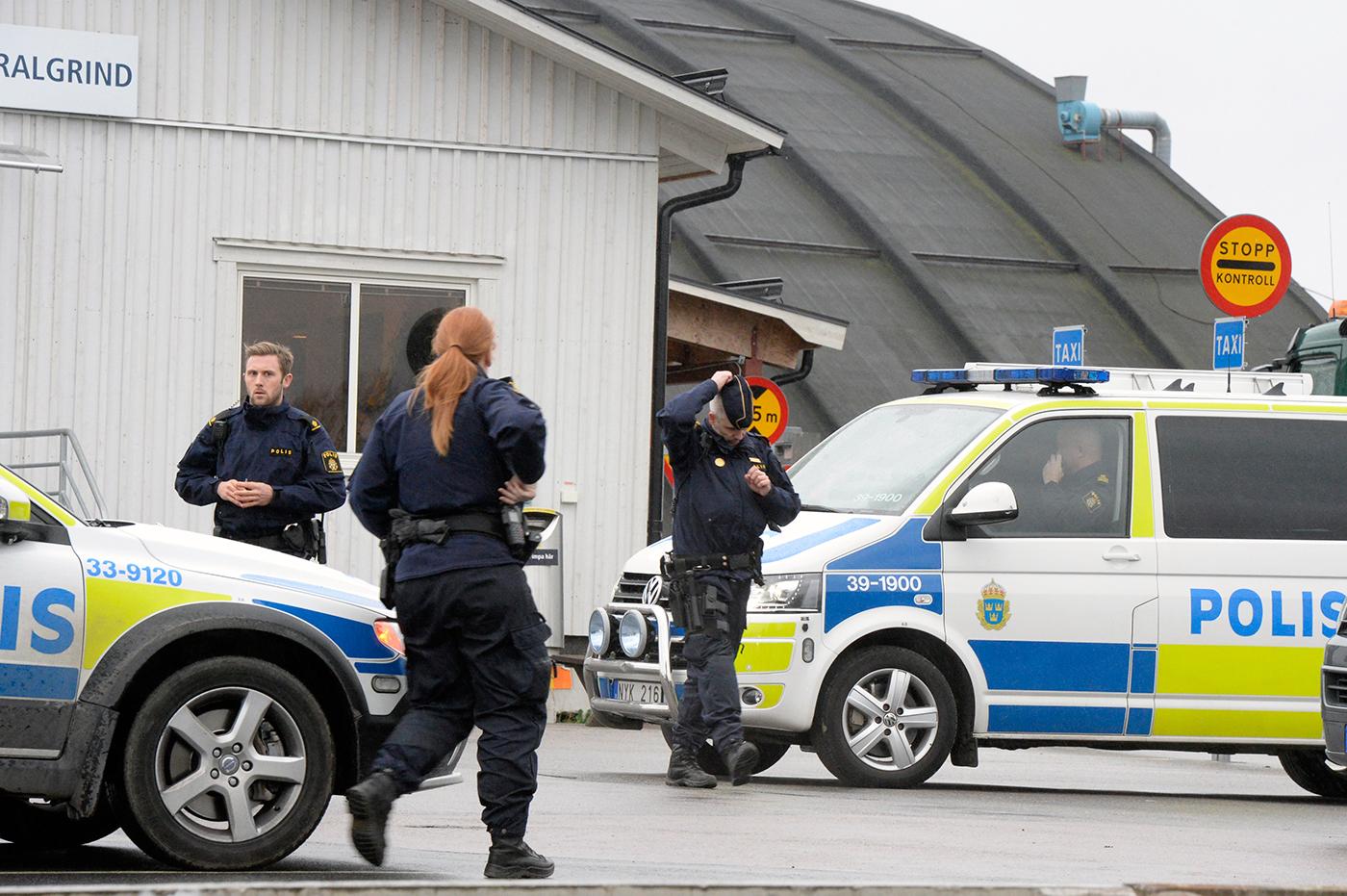 Flera polispatruller uppges också söka av en hangar inne på flygplatsområdet.