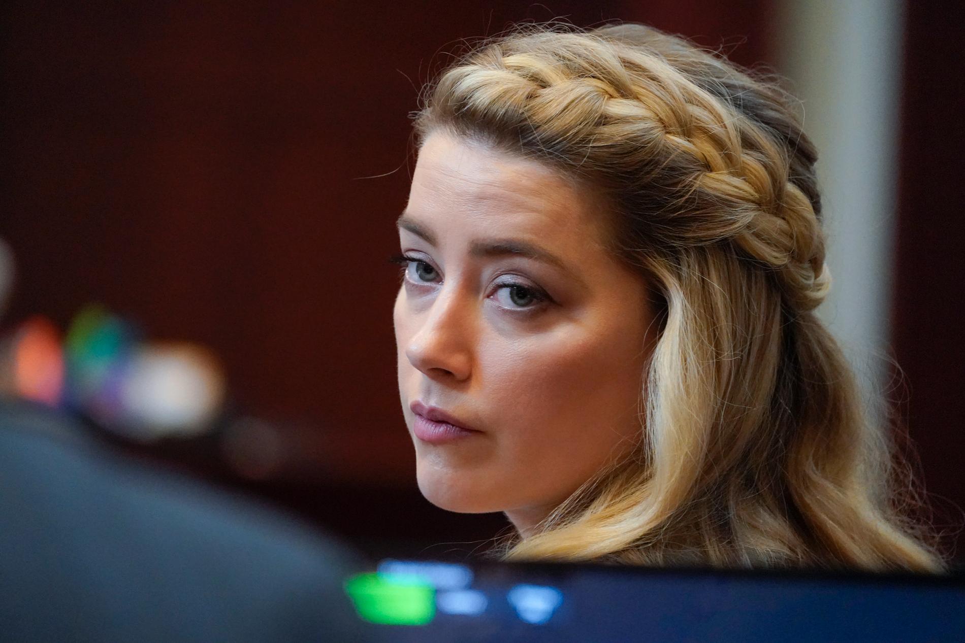 Amber Heard under rättegången 2022. En ny podcast har granskat de misstankar om manipulationer i sociala medier som uppstod redan då. 