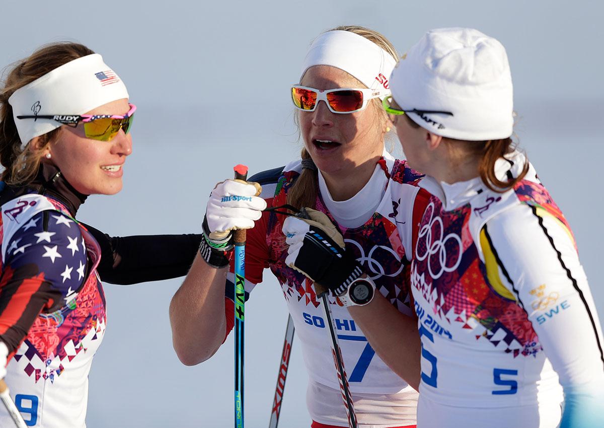 Uhrenholdt Jacobsen fick stöd av skidkollegorna under OS. Foto: AP