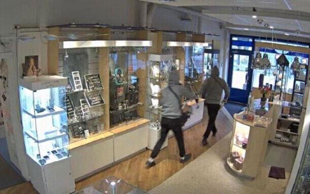 De två rånarna fångades av butikens kamera.