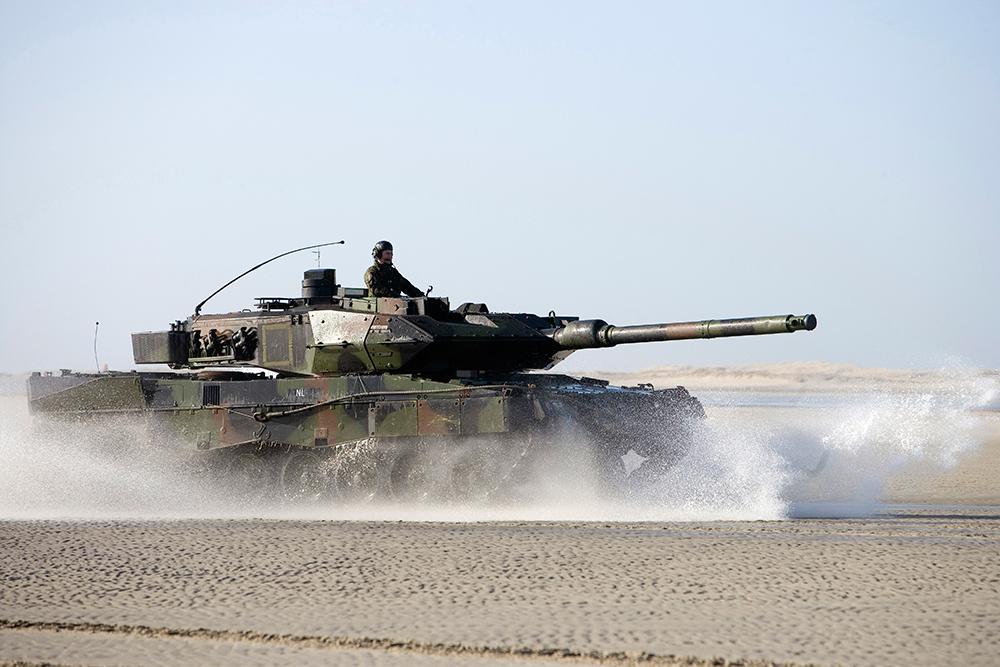 Finland har numera tyskbyggda Leopard 2A6 NL i tjänst.