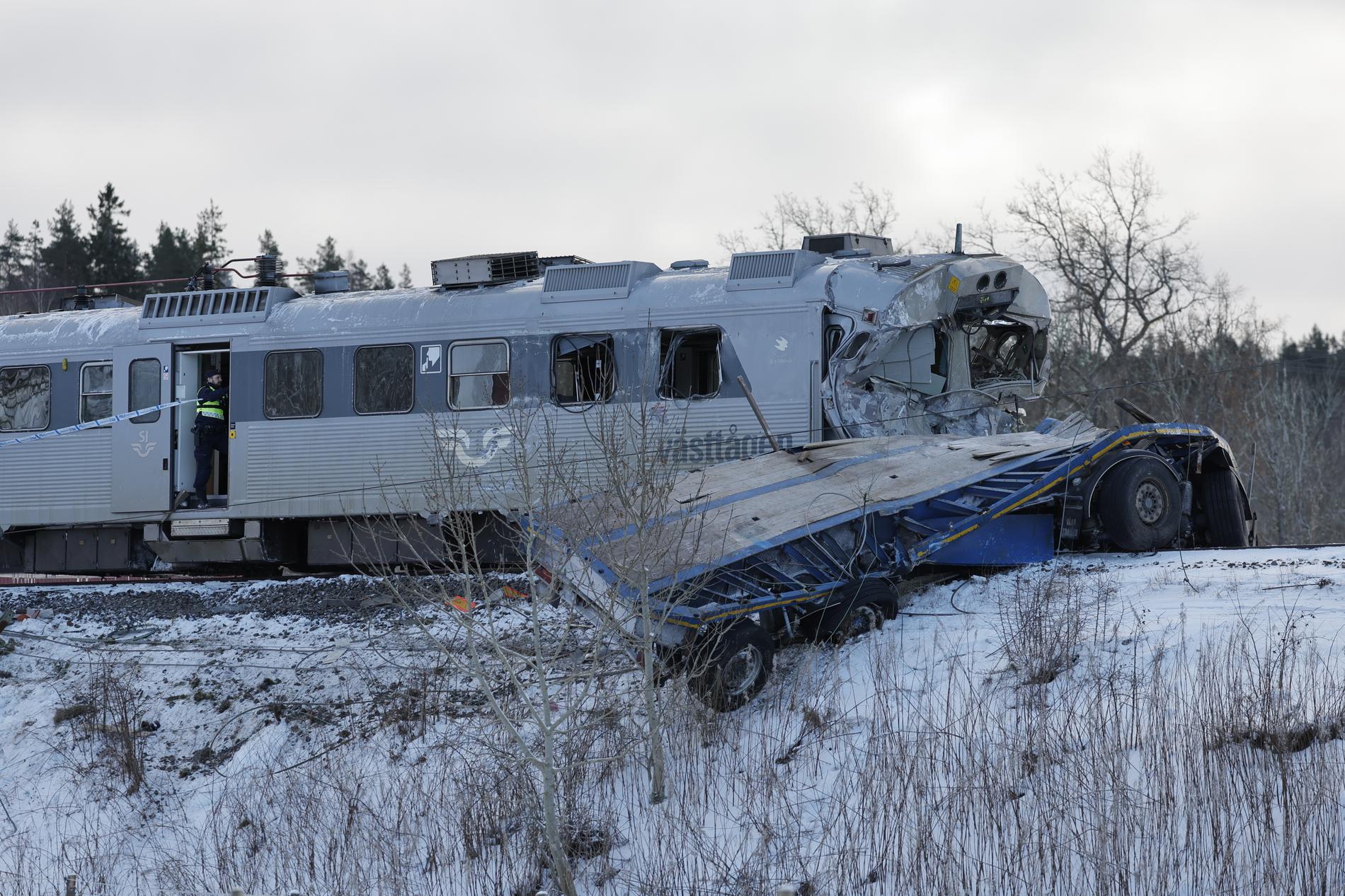 Ett tåg och en lastbil krockade öster om Uddevalla i måndags.