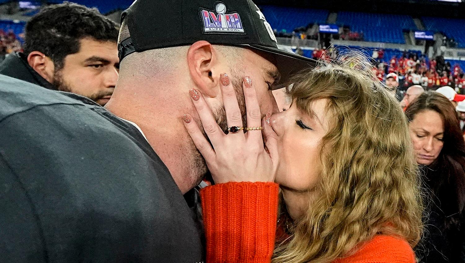 Taylor Swift kysste sin pojkvänn Tavis Kelce efter att hans Kansas City Chiefs besegrat Baltimore Ravens i söndags. MAGA-männen fruktar att det ska hända igen vid nästa helgs Super bowl. 