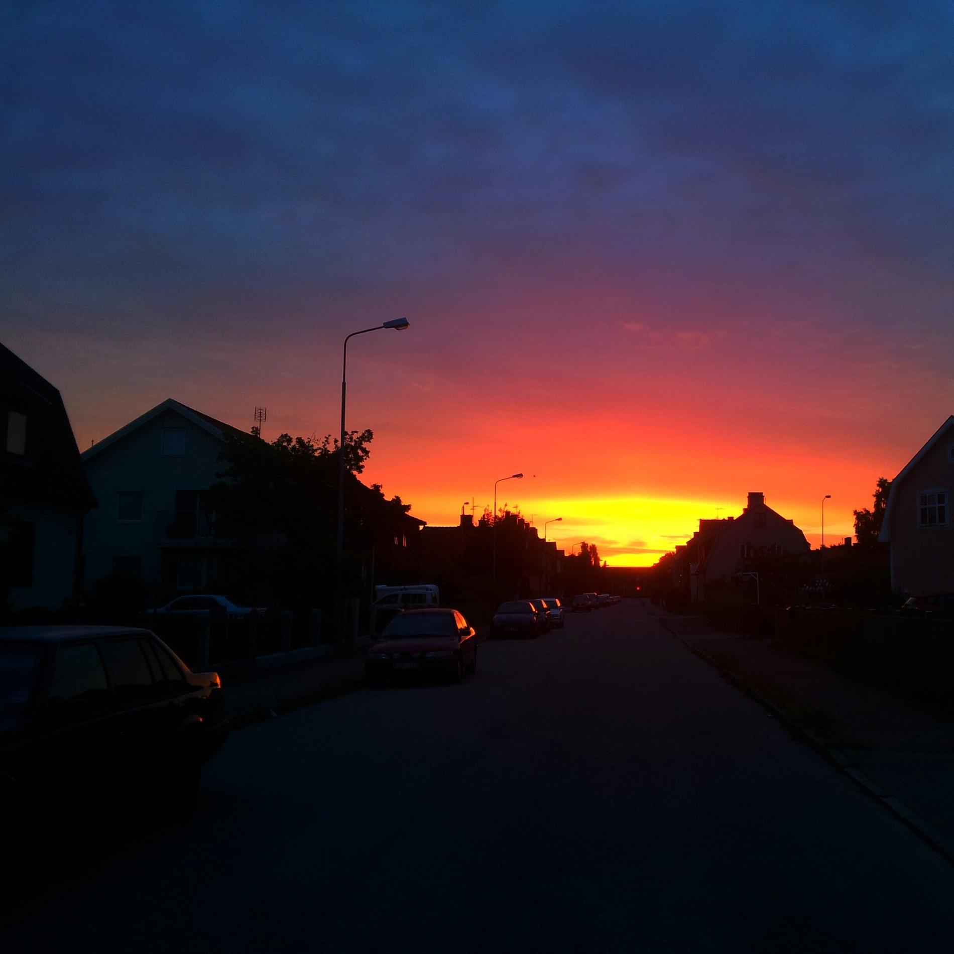 Många läsare har skickat in bilder på solnedgångar. Pontus Strömberg var morgonpigg och fotade soluppgången i Halmstad.