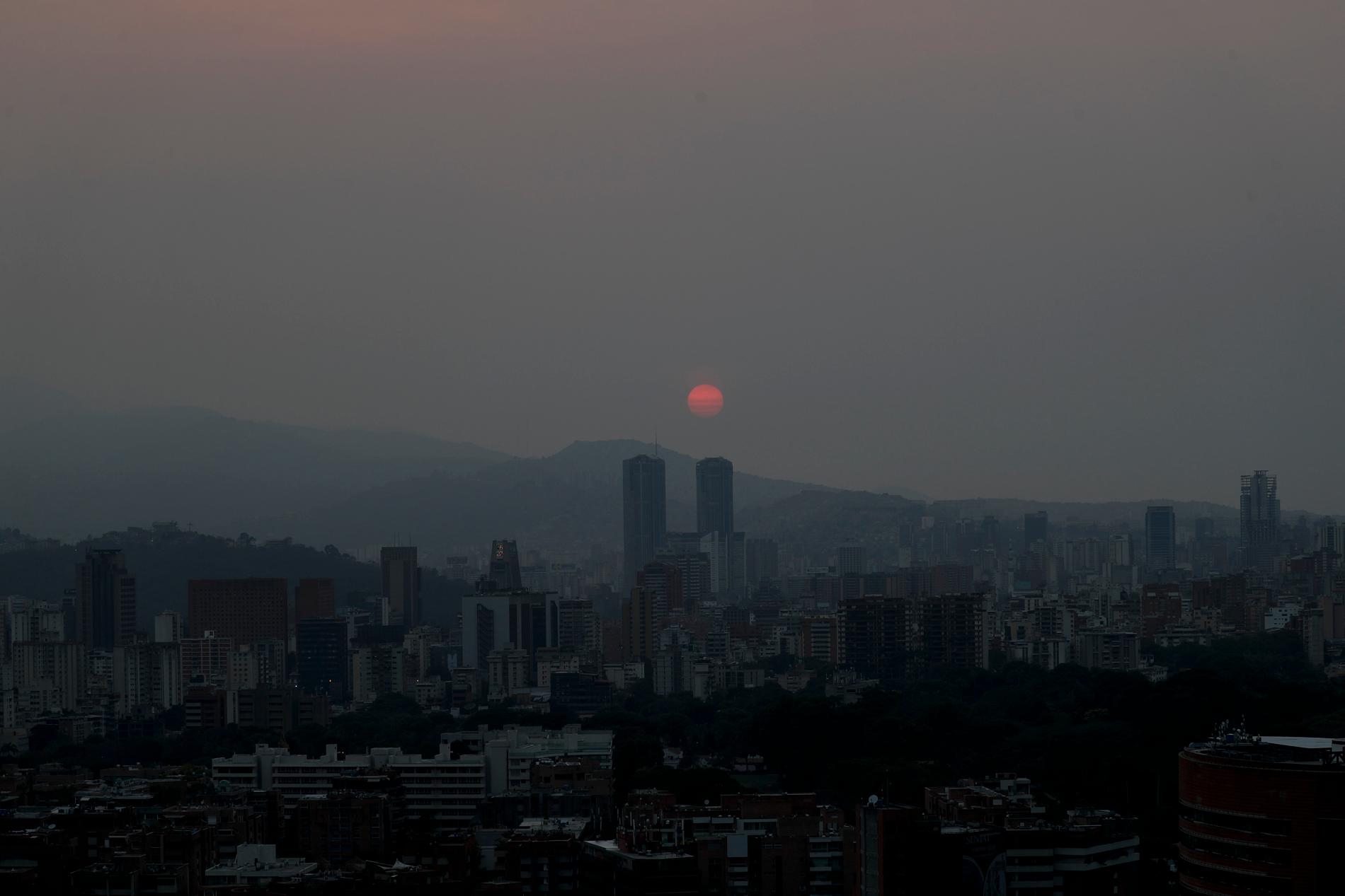 Solen stiger över ett strömlöst Caracas. Arkivbild från mars månad i år.