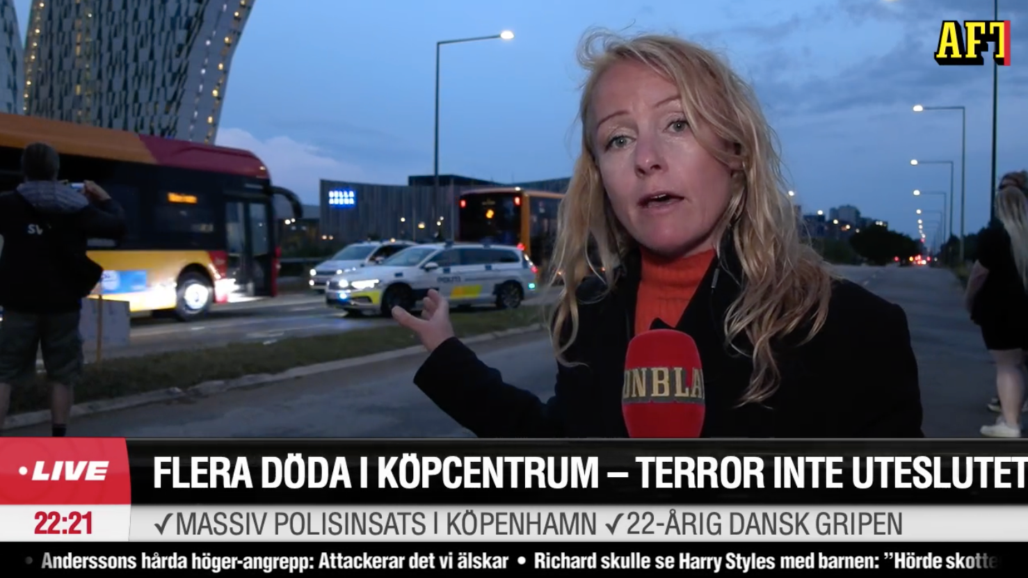 Evakueringsbussarna rullar in mot arenan bakom Aftonbladets reporter Susanna Nygren.