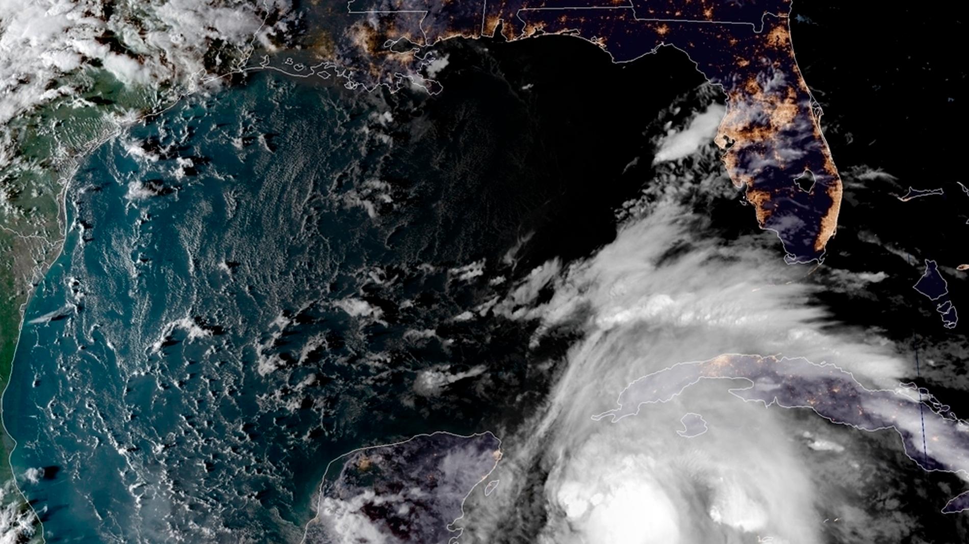 Satellitbilder visar den tropiska stormen Michaels bana på sin väg mot Florida.