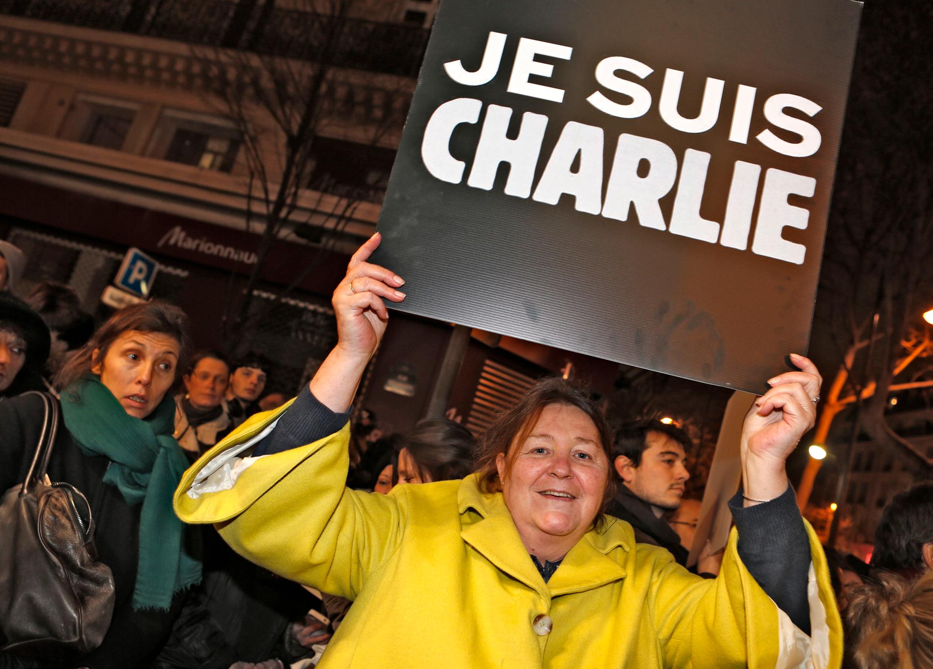 Marianne Oudar med skylten som betyder Jag är Charlie var och demostrerade på onsdagskvällen.
