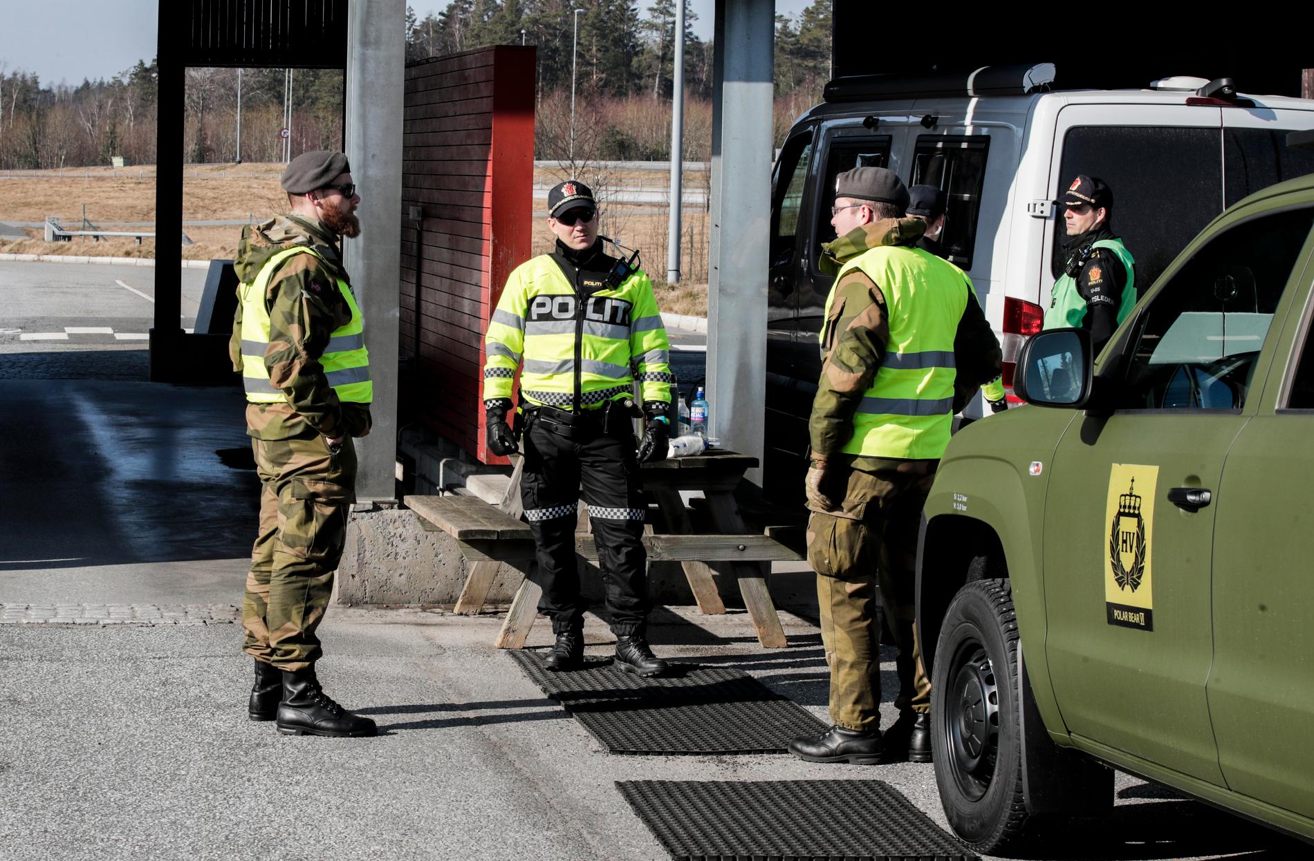 Norsk militär och polis bevakar gränsen mellan Norge och Sverige vid Svinesund.