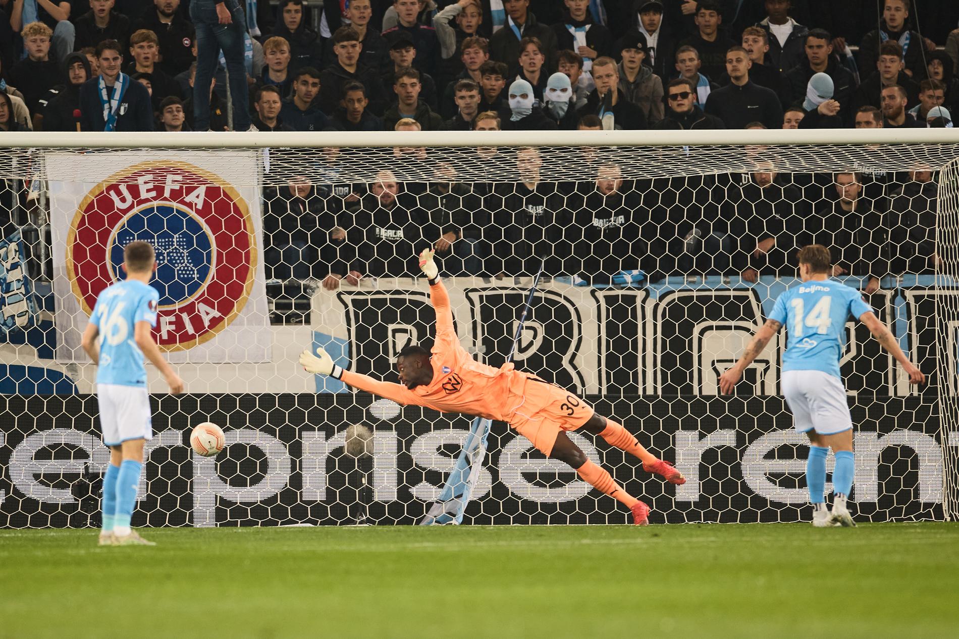 Malmö FF-målvakten Ismael Diawara ser Teddy Teumas avslut gå in i mål. Royale Union Saint-Gilloise vann matchen med 2–0.