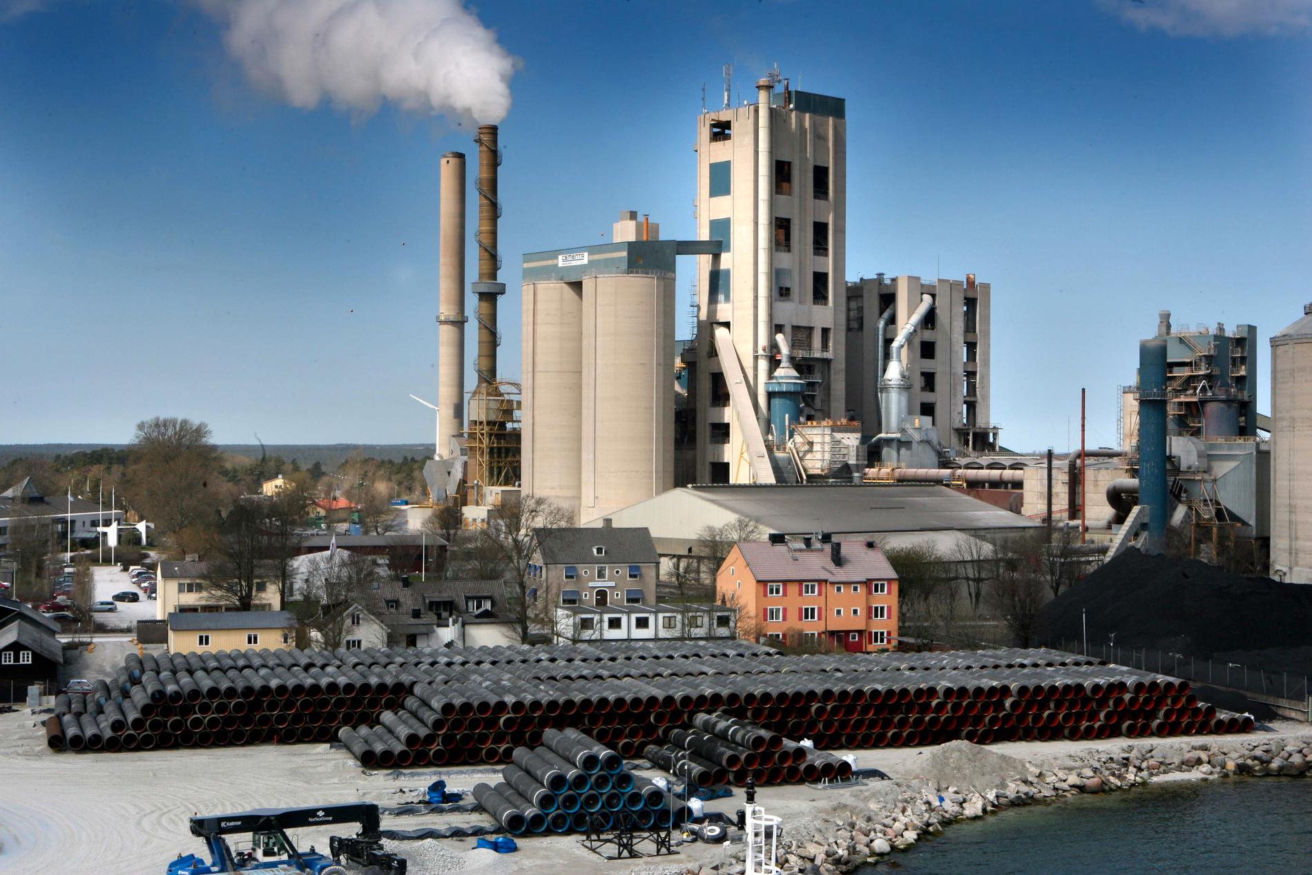 Cementtillverkaren Cementa öppnar upp för att minska koldioxidutsläppen till noll men då krävs enligt bolaget utbyggd och säkrare elförsörjning till Gotland. Arkivbild.