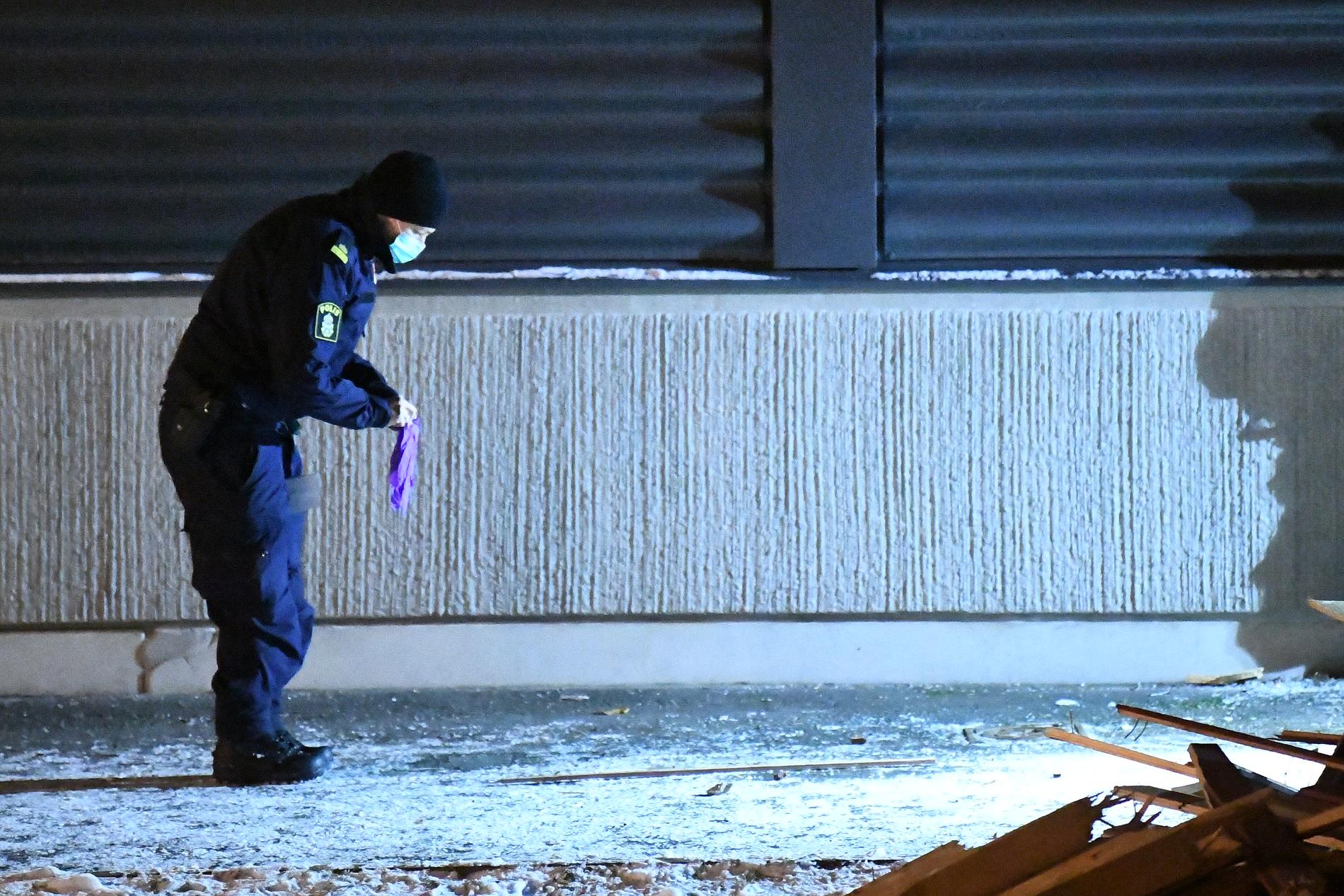 Polisens tekniker vid idrottshallen i Märsta under söndagskvällen.
