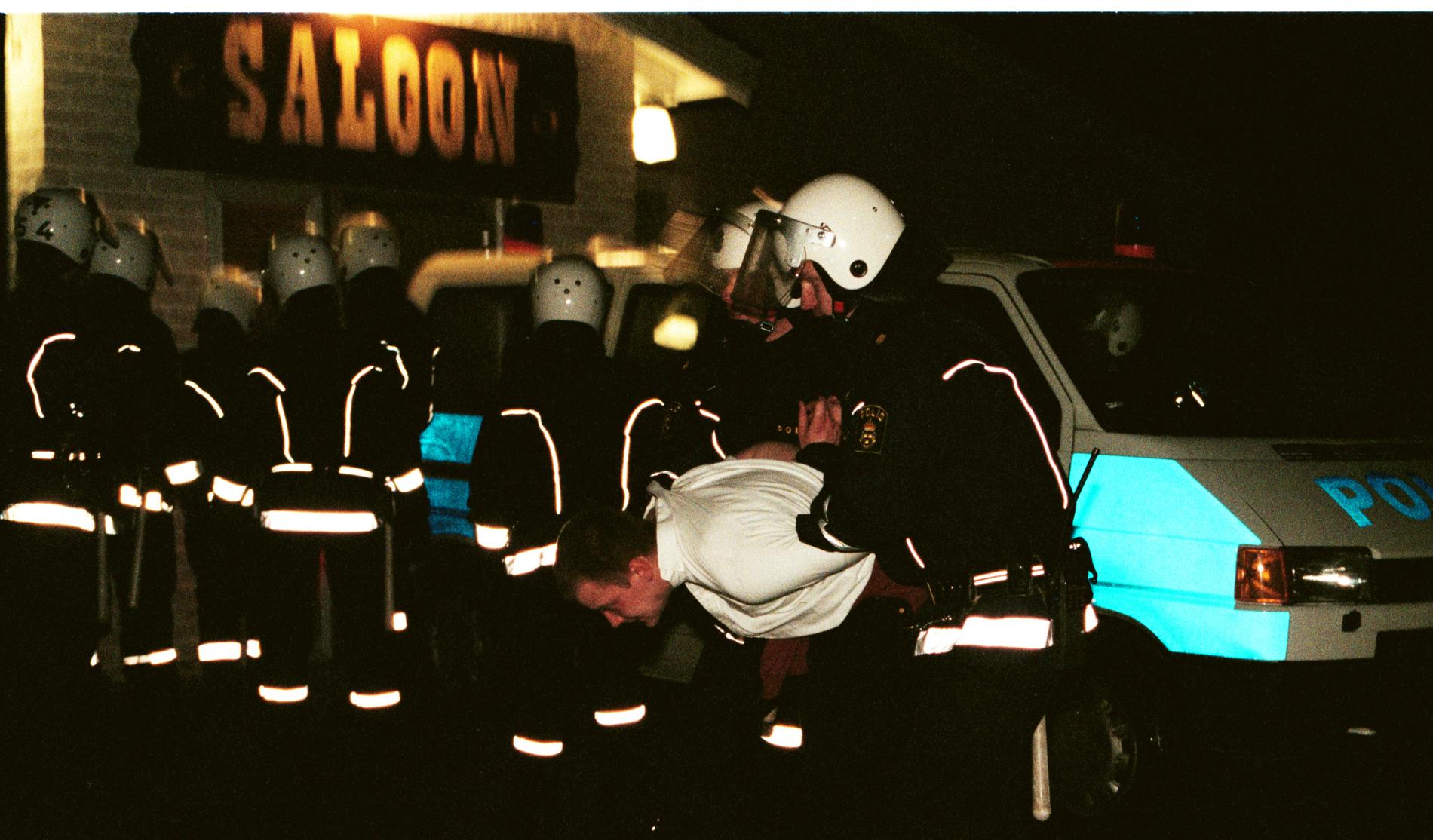 1998. Polisen ingriper mot en spelning med bandet Vit aggression på dansbandspalatset Yesterday i Brottby, Vallentuna. 