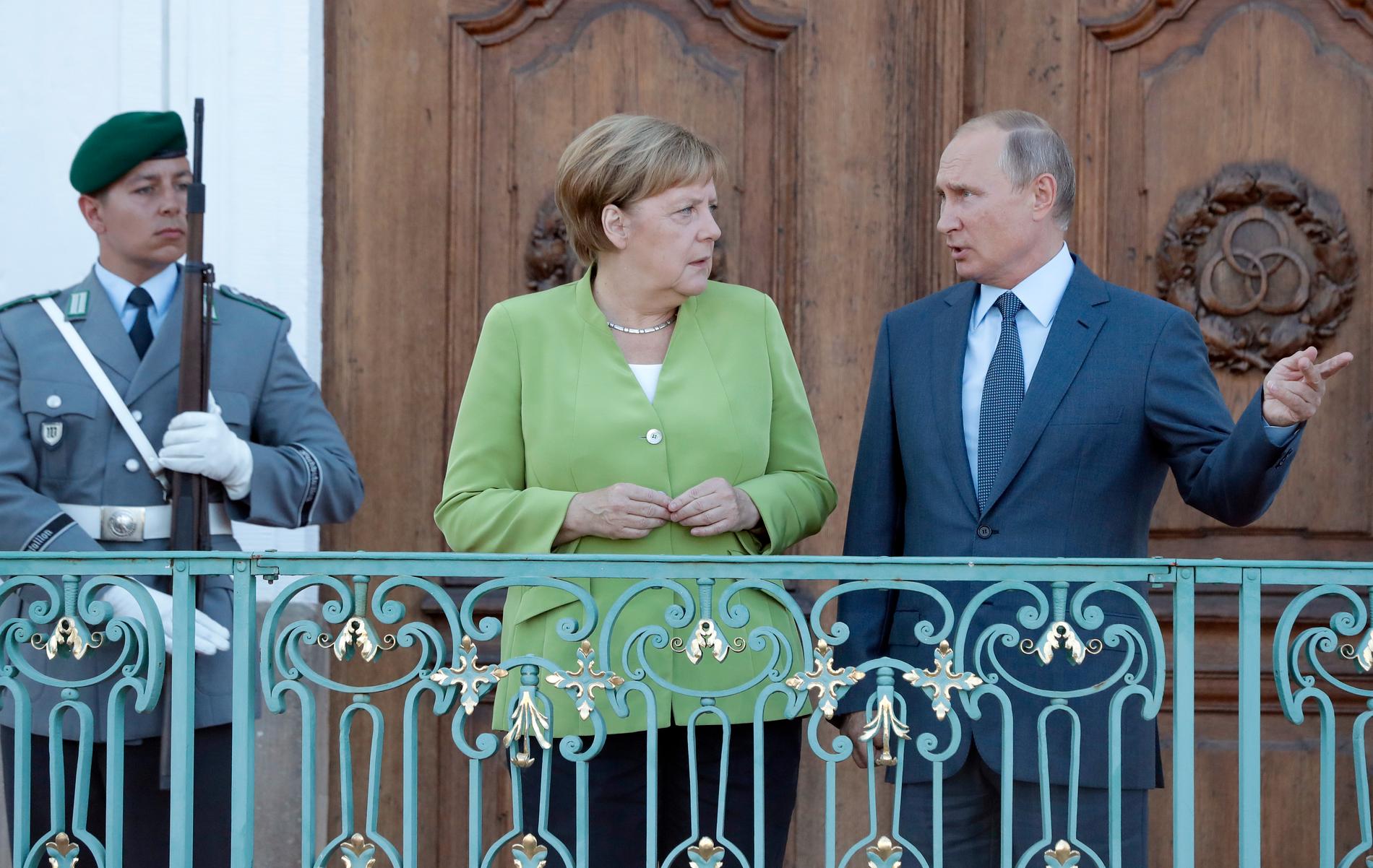 Förbundskansler Angela Merkel tar emot Rysslands president Vladimir Putin i slottet Meseberg utanför Berlin.