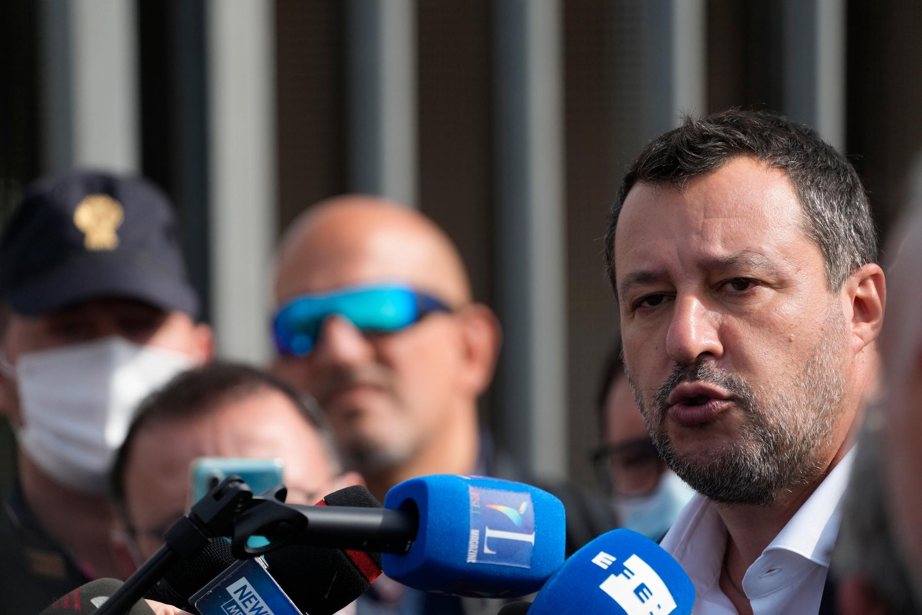 Matteo Salvini mötte pressen utanför domstolen i Palermo, där har står inför rätta för att ha hindrat migranter att kliva iland i Italien 2019.