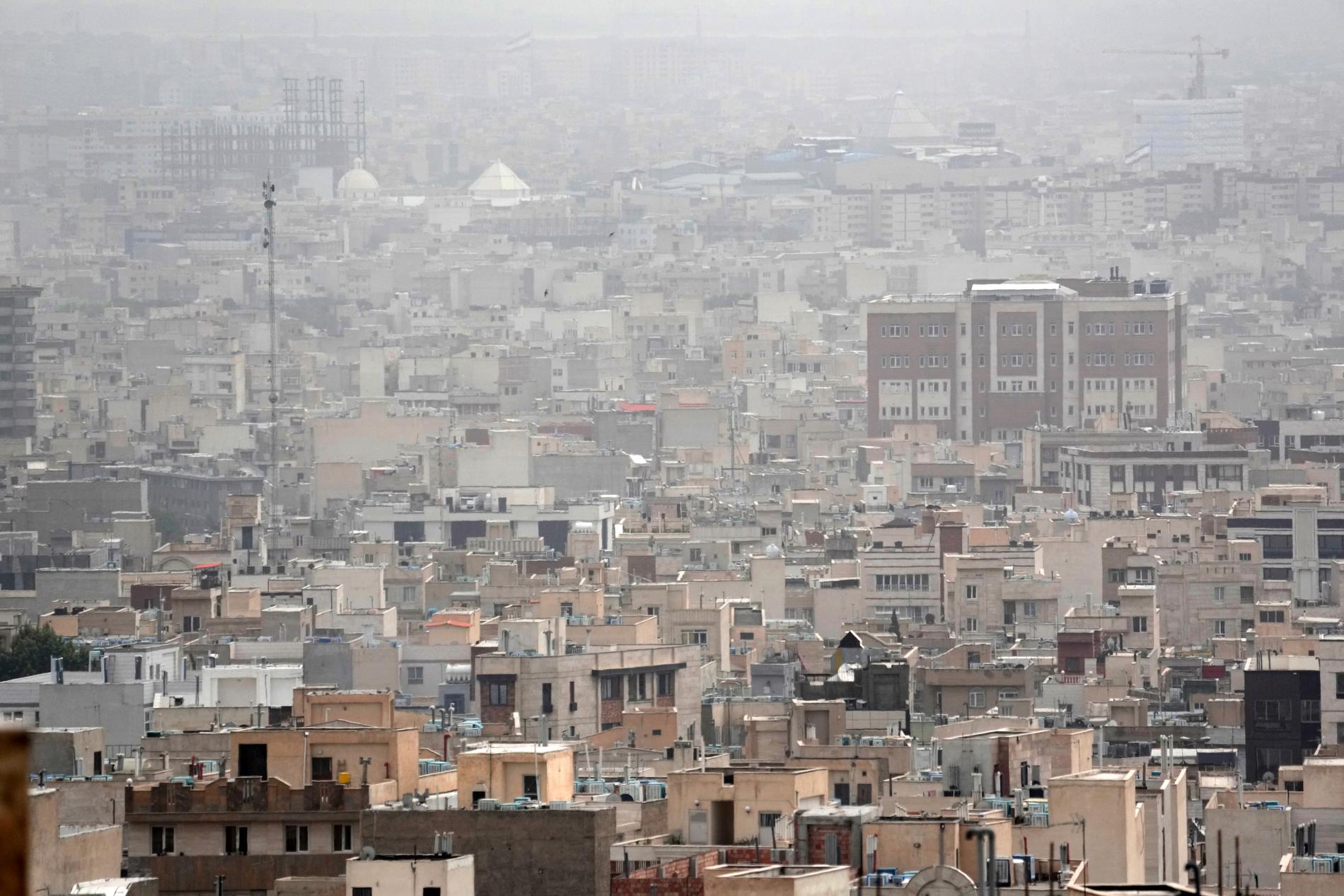 En sandstorm svepte in över Irans huvudstad Teheran på tisdagen. Skolor och kontor tvingades stänga.